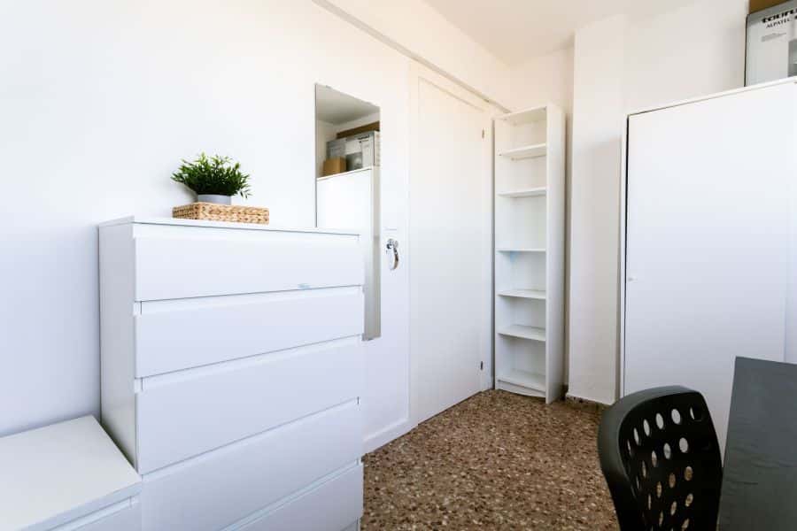 Habitación en piso de 5 habitaciones en Algirós