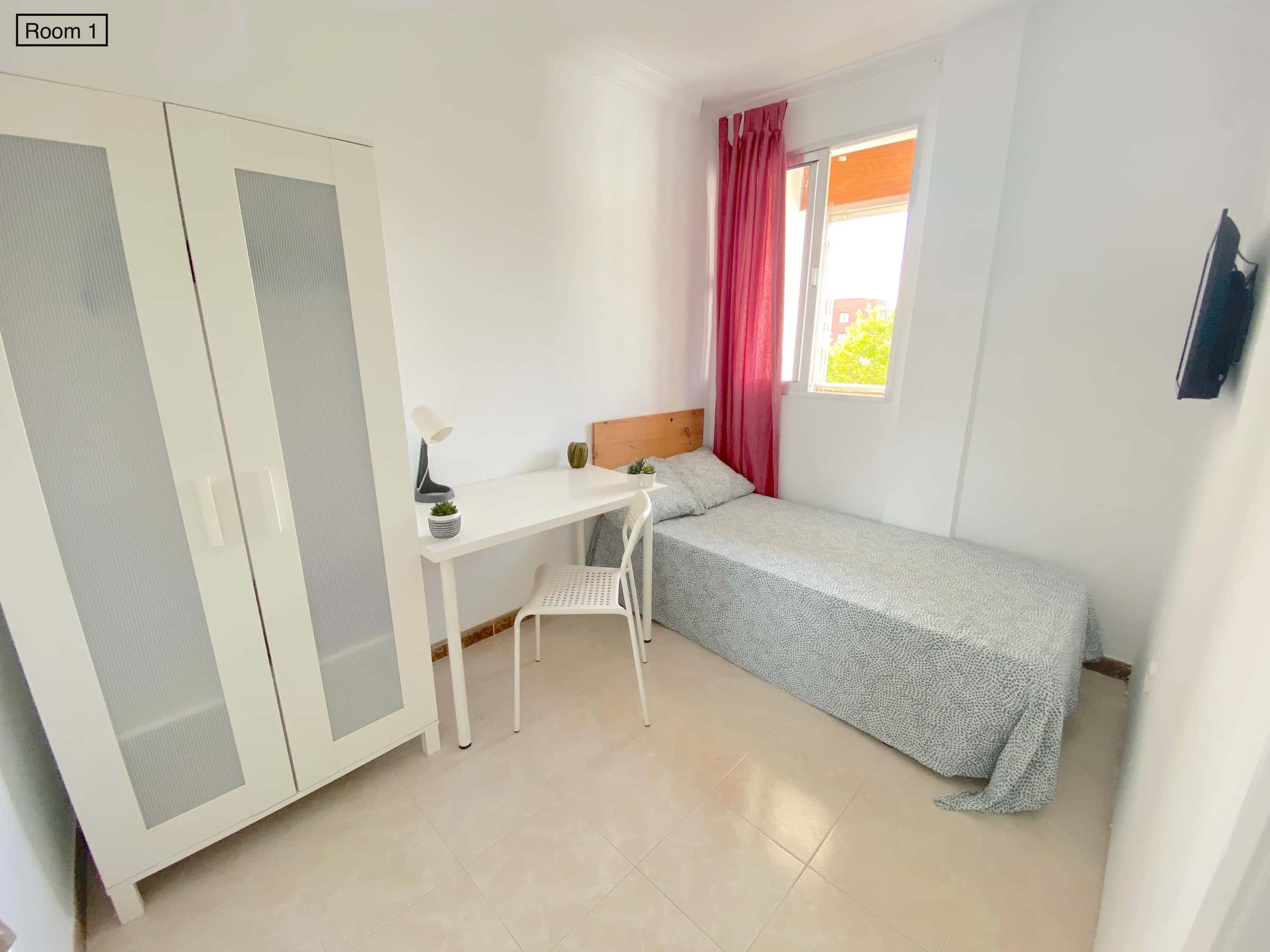 Sunny room near center with WIFI and TV for students