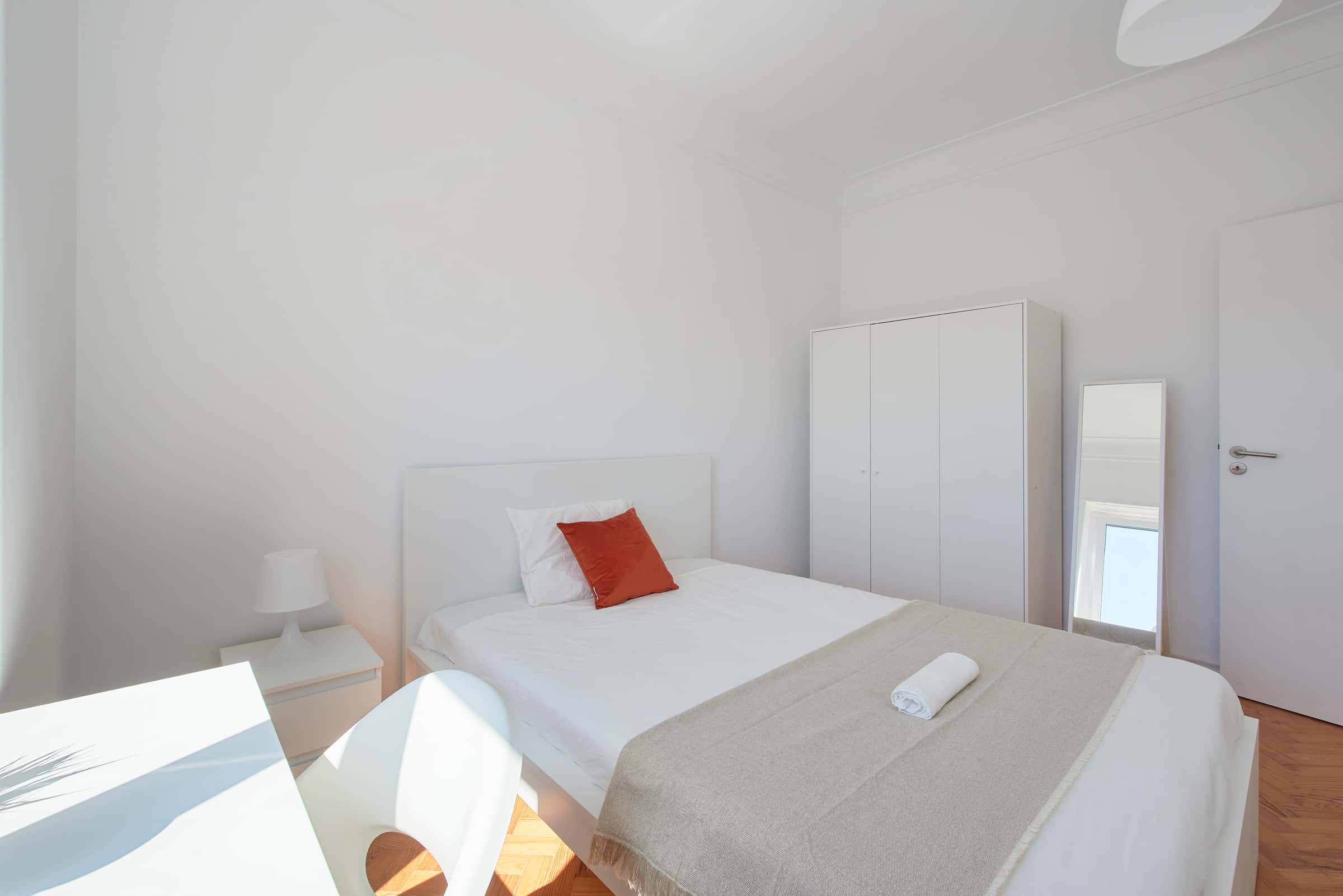 Bedroom in a 9-Bedroom Apartment in Rua Jorge Ferreira de Vasconcelos, Lisbon - Room 9