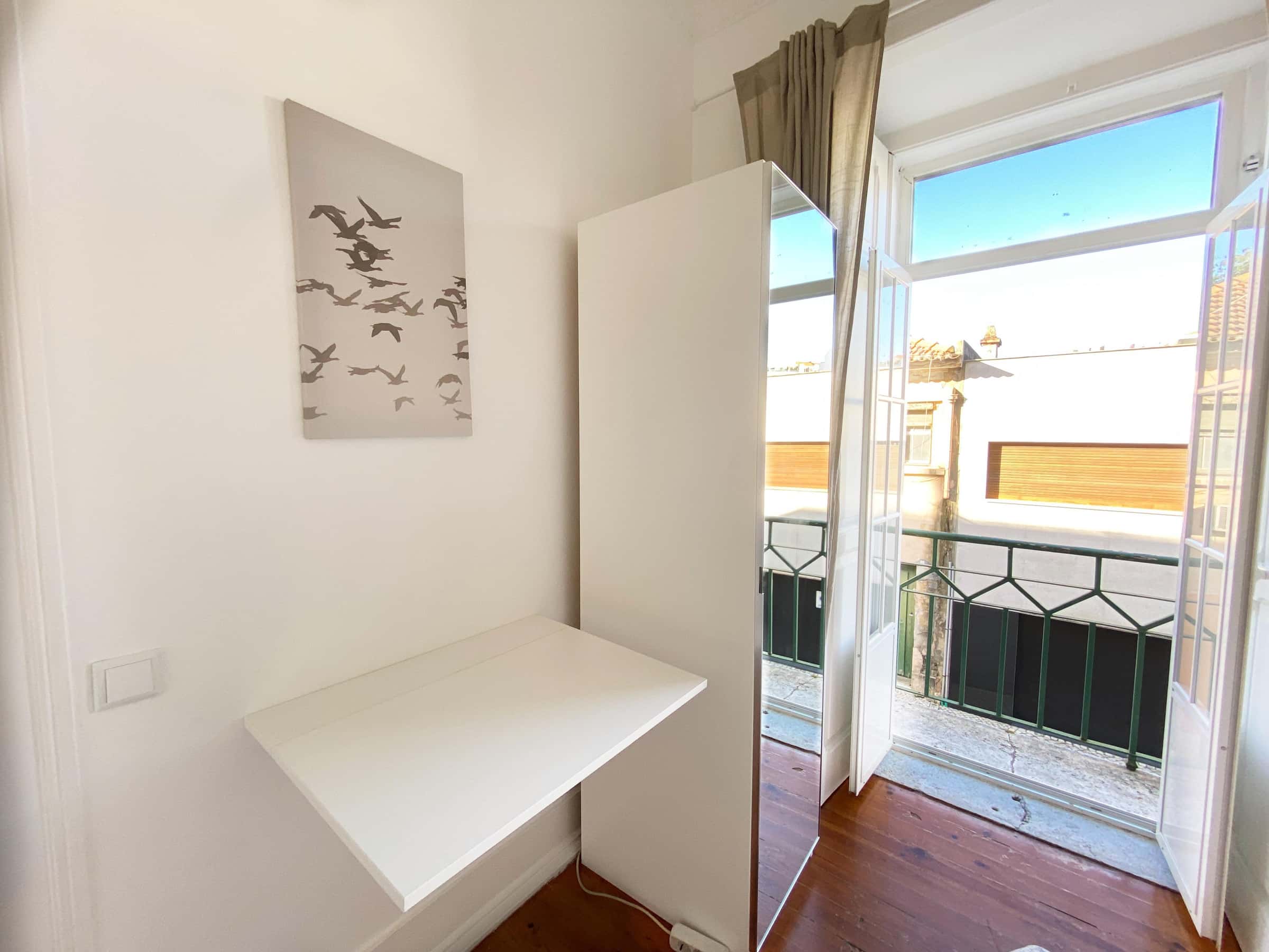 Cosy single room with balcony in a 3-bedroom apartment in Rua Tenente Raul Cascais, Lisbon