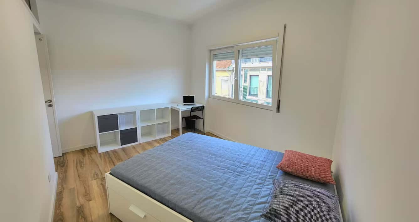 Bedroom in a 4-bedroom apartment in Porto - Room T103