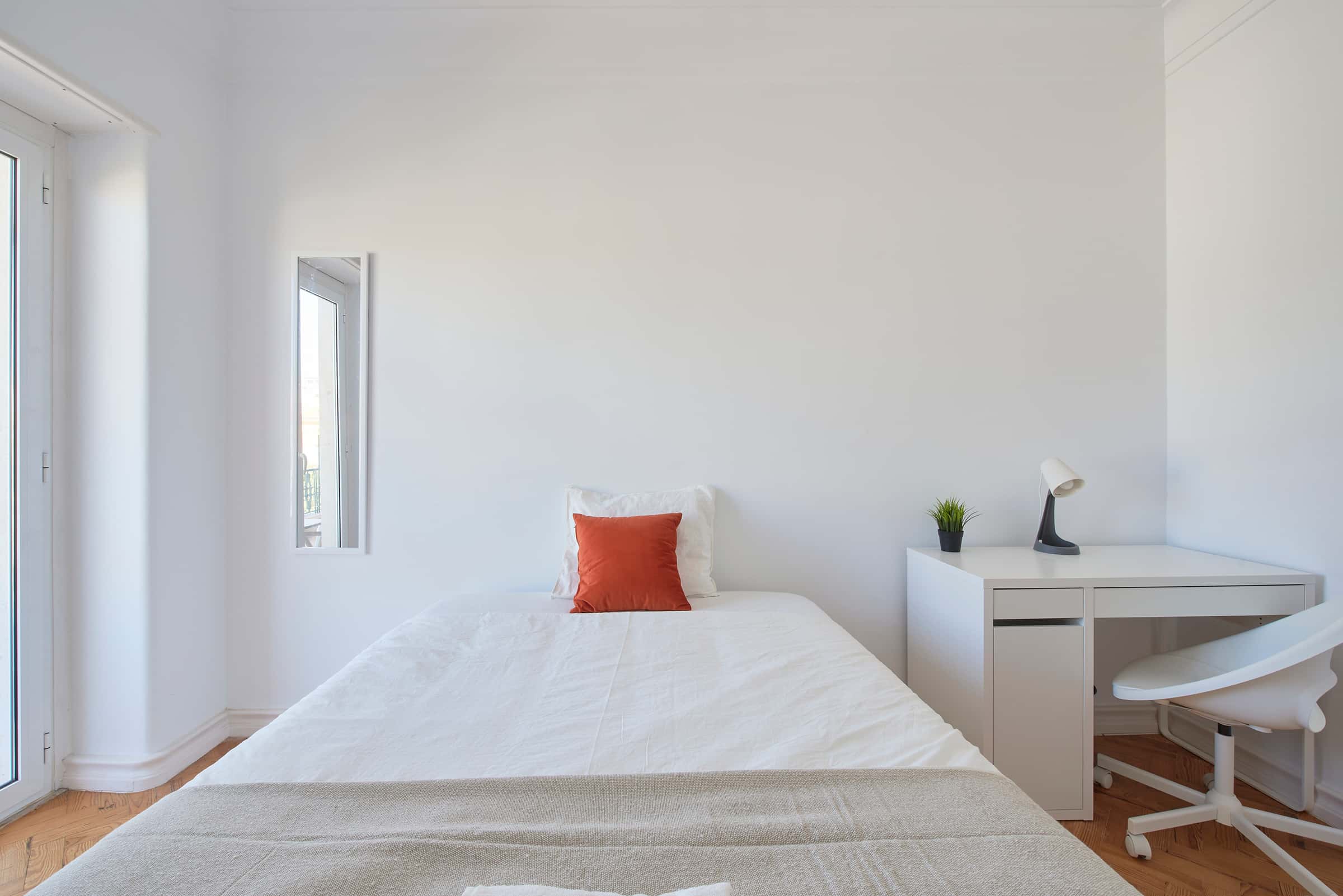 Bedroom in a 9-Bedroom Apartment in Rua Jorge Ferreira de Vasconcelos, Lisbon - Room 1