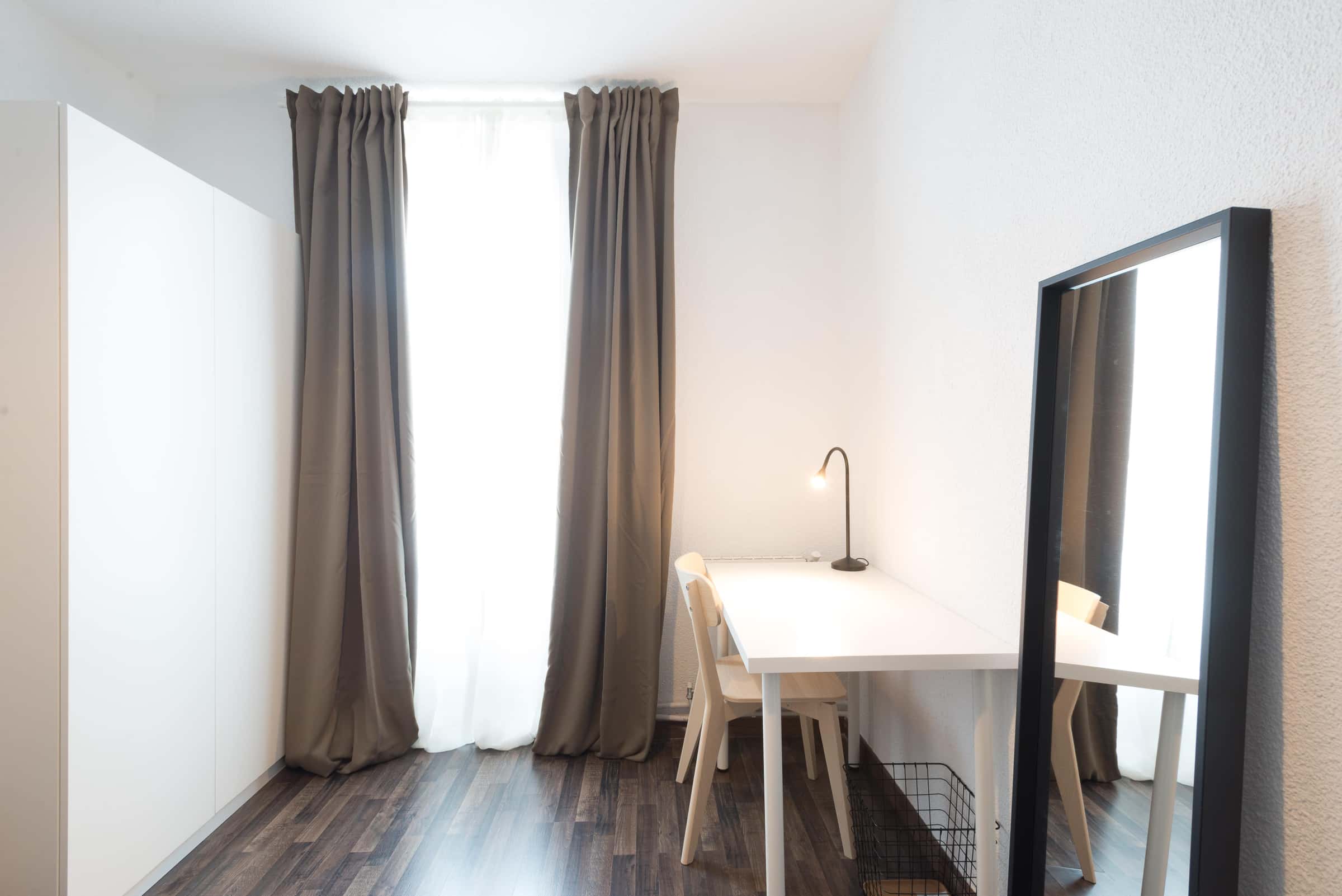 Habitación individual en Via Calle Caños del Peral   Der