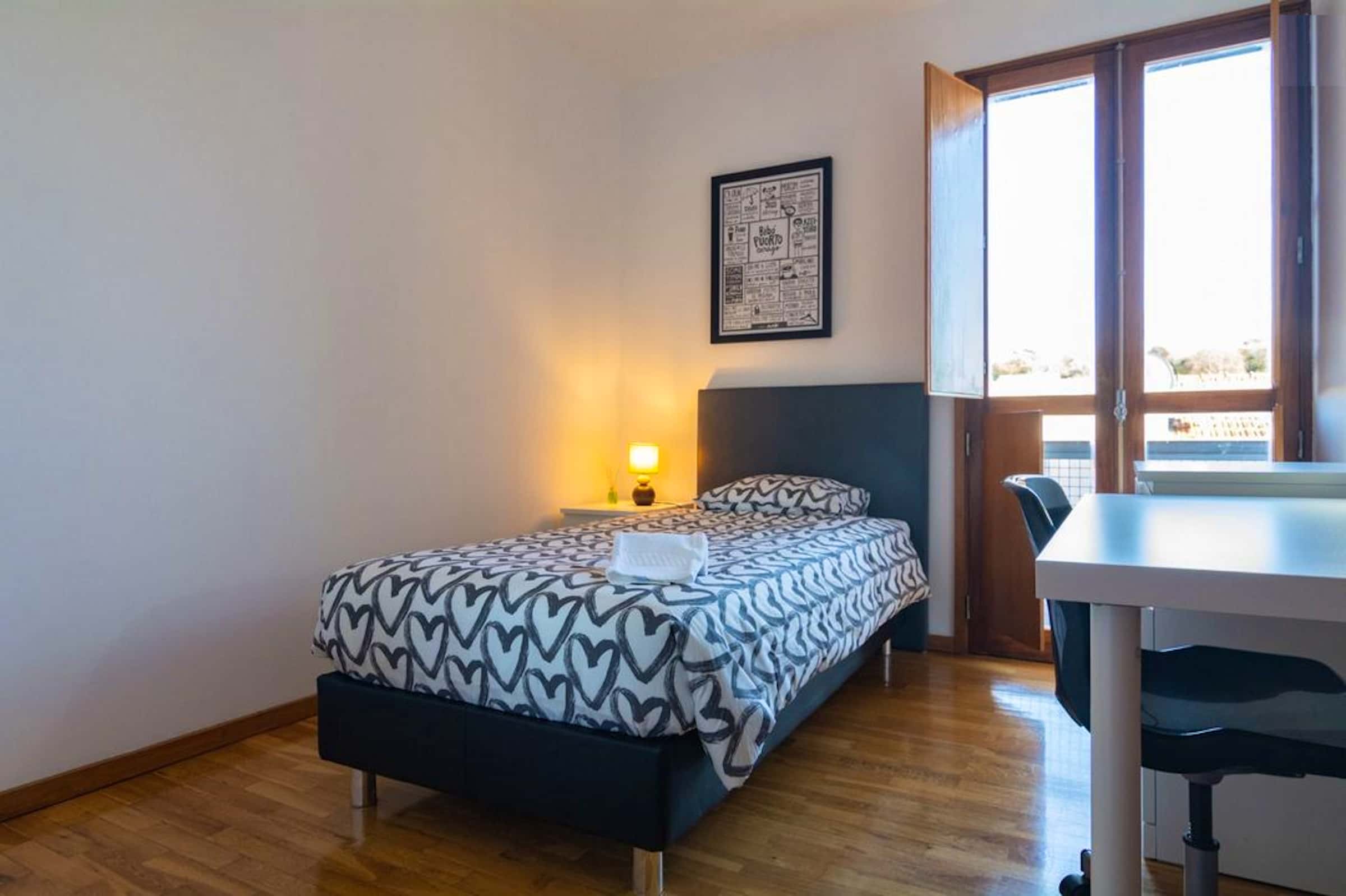 Single room with balcony in a 5-bedroom apartment in Rua de Salgueiro Maia, Porto