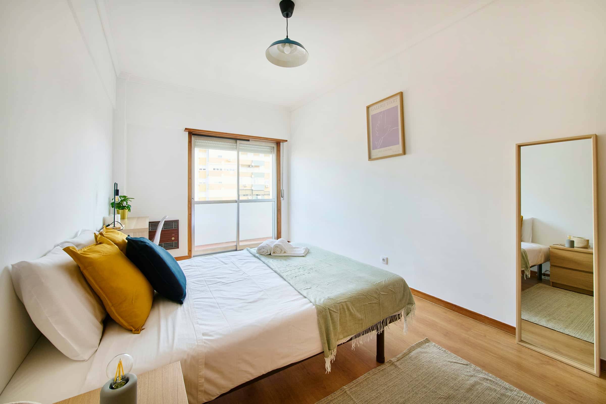 Bedroom in a 5-bedroom apartment in Al. da Linha de Torres, Lisbon - Room 3