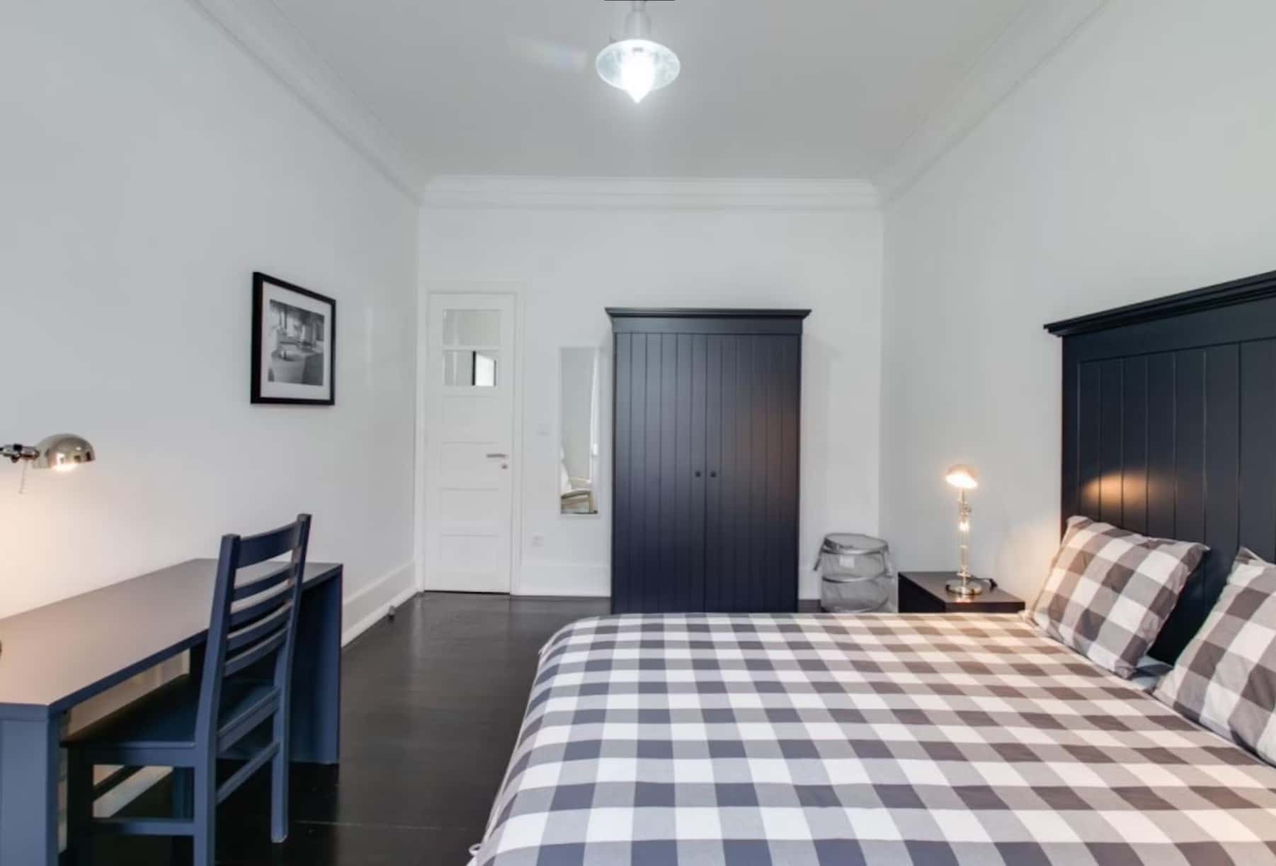 Spacious room with private balcony in Saldanha, Lisbon - VH V R1