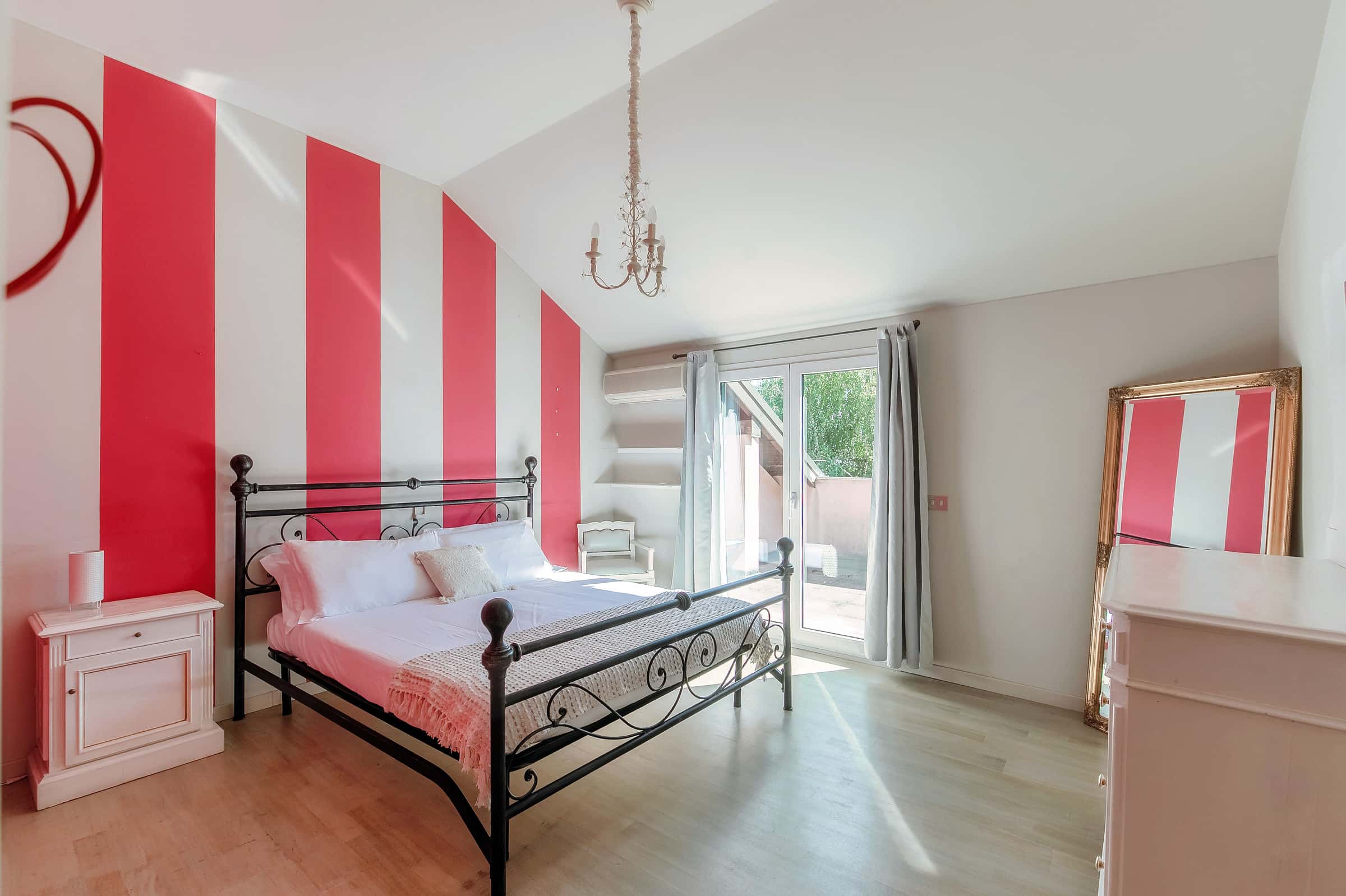 VILLA MARTA - Villa moderna con 4 camere e giardino tra le colline sopra Como