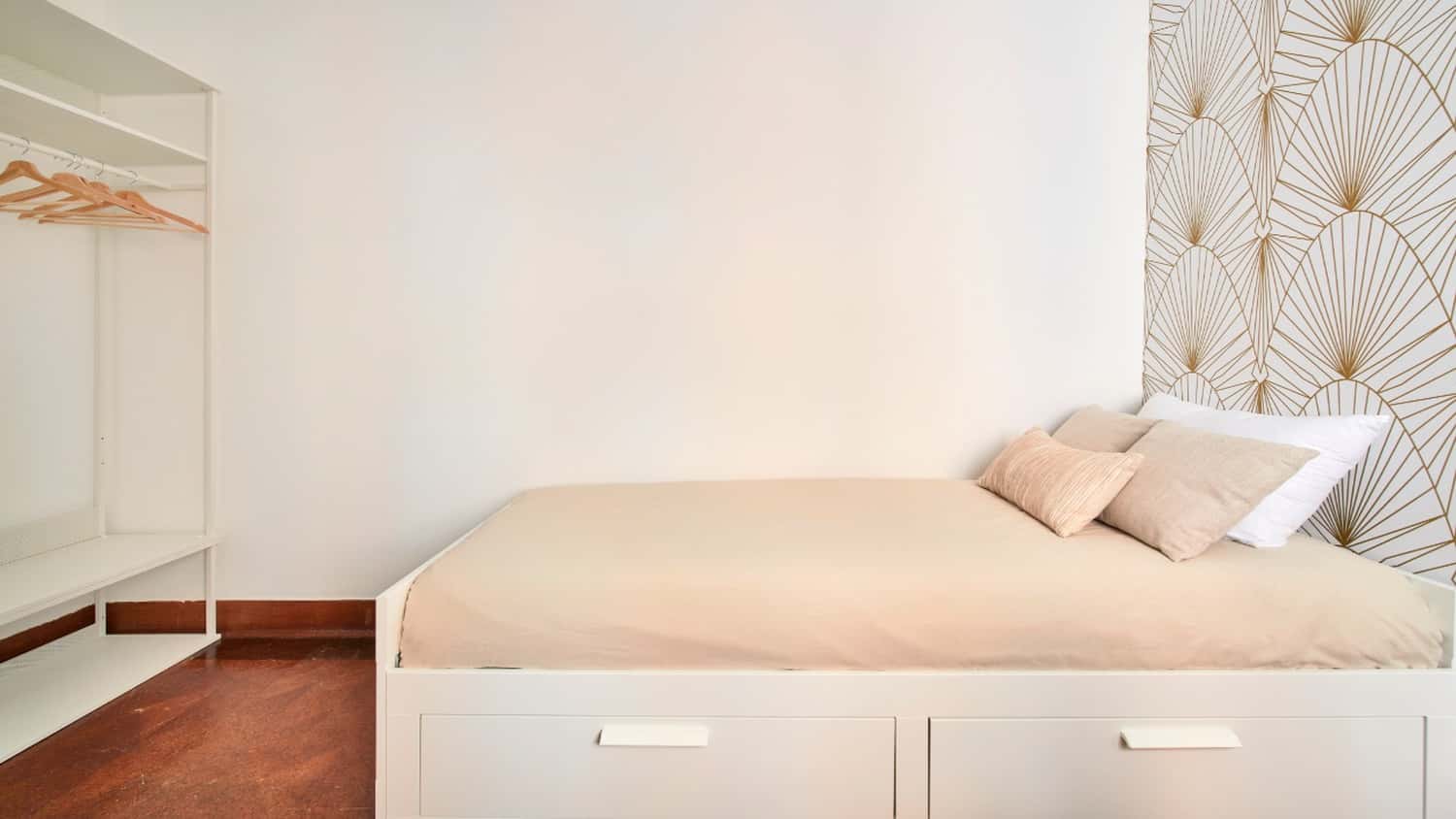 Room in Av. Luís Bívar 36, 1000-145 Lisboa, Portugal