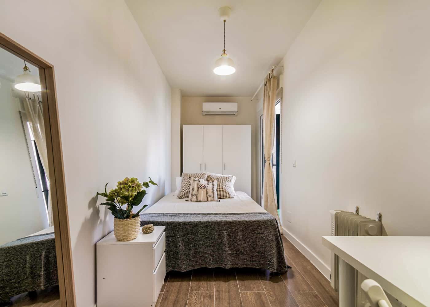 Habitacion privada en Paseo Reina Cristina, Madrid