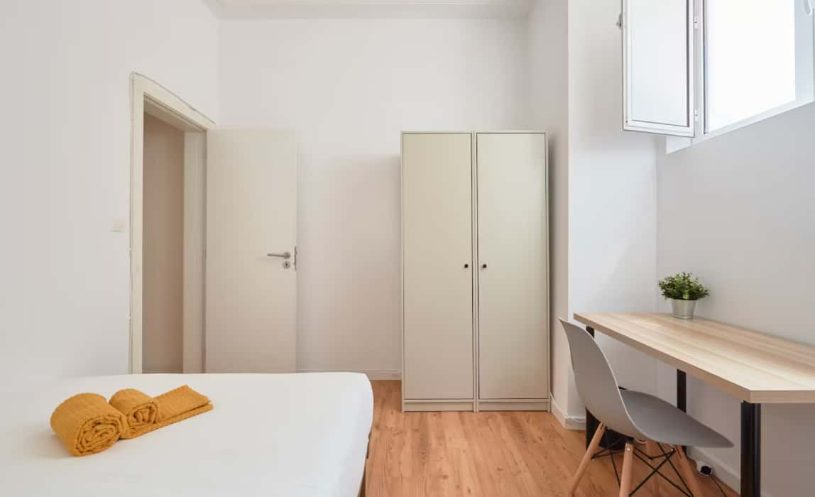 Bedroom in a 5-bedroom apartment in R. David Lopes, Lisbon - Room 2