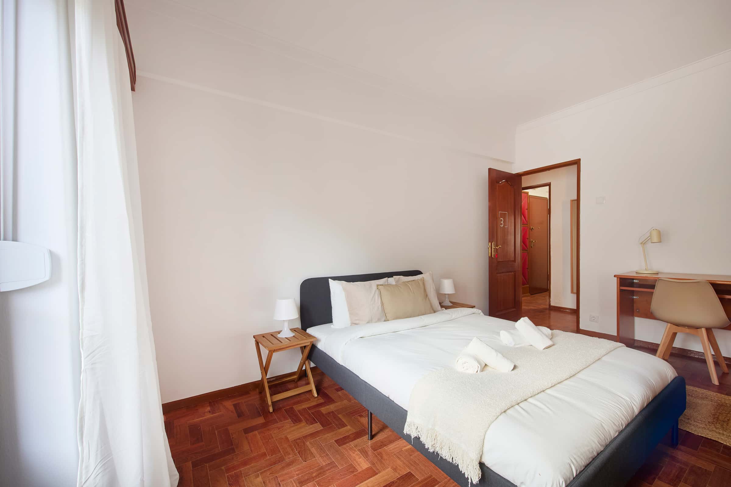 Room with balcony in a 4-bedroom apartment in Rua Gen. Leman, Lisbon - Room 3