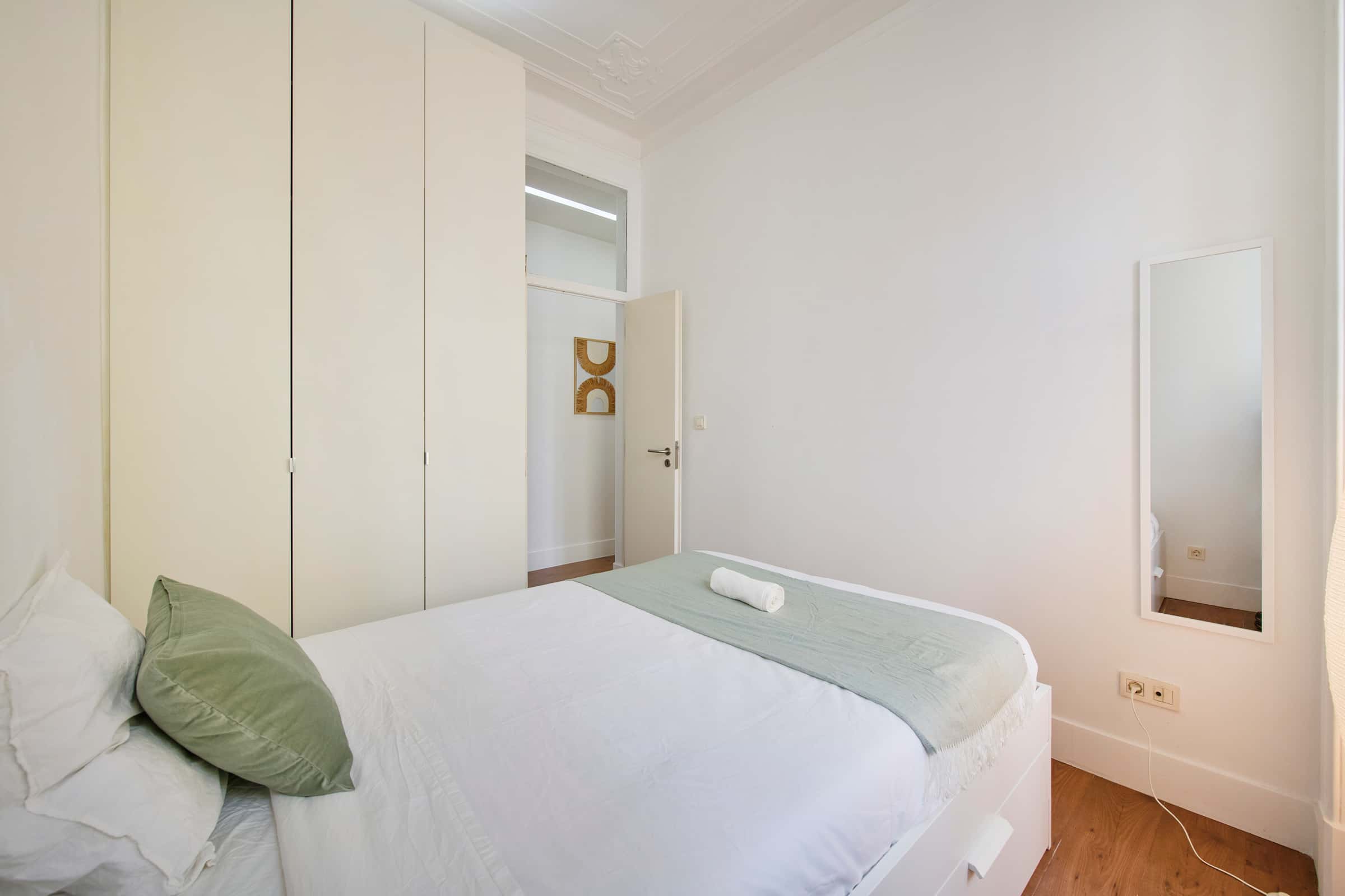 Bedroom in a 9-Bedroom Apartment in Rua Morais Soares, Lisbon - Room 5