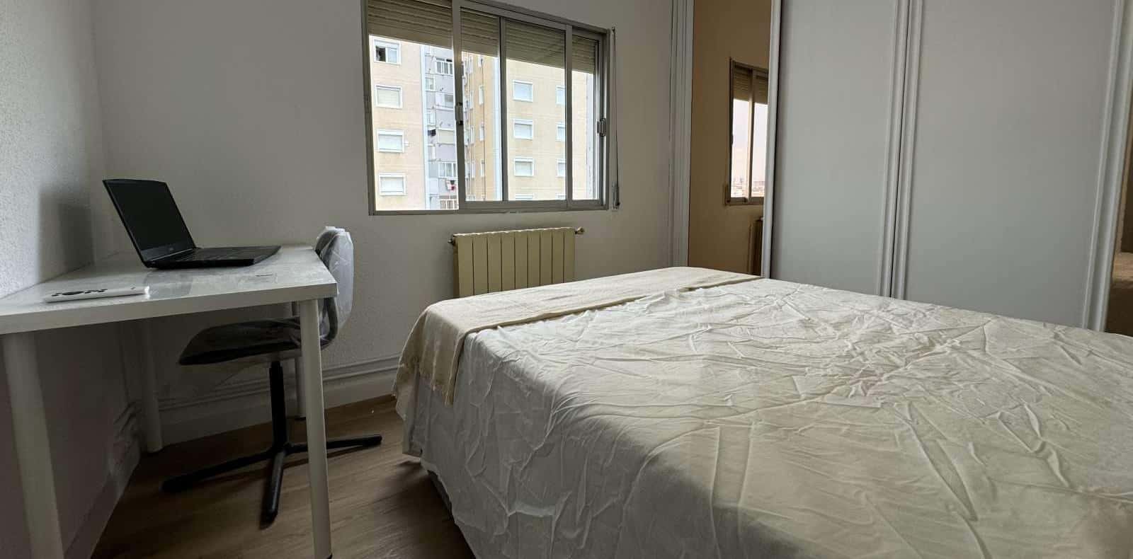 Double bed in Rooms for rent in 4-bedroom apartment in Ciudad Lineal