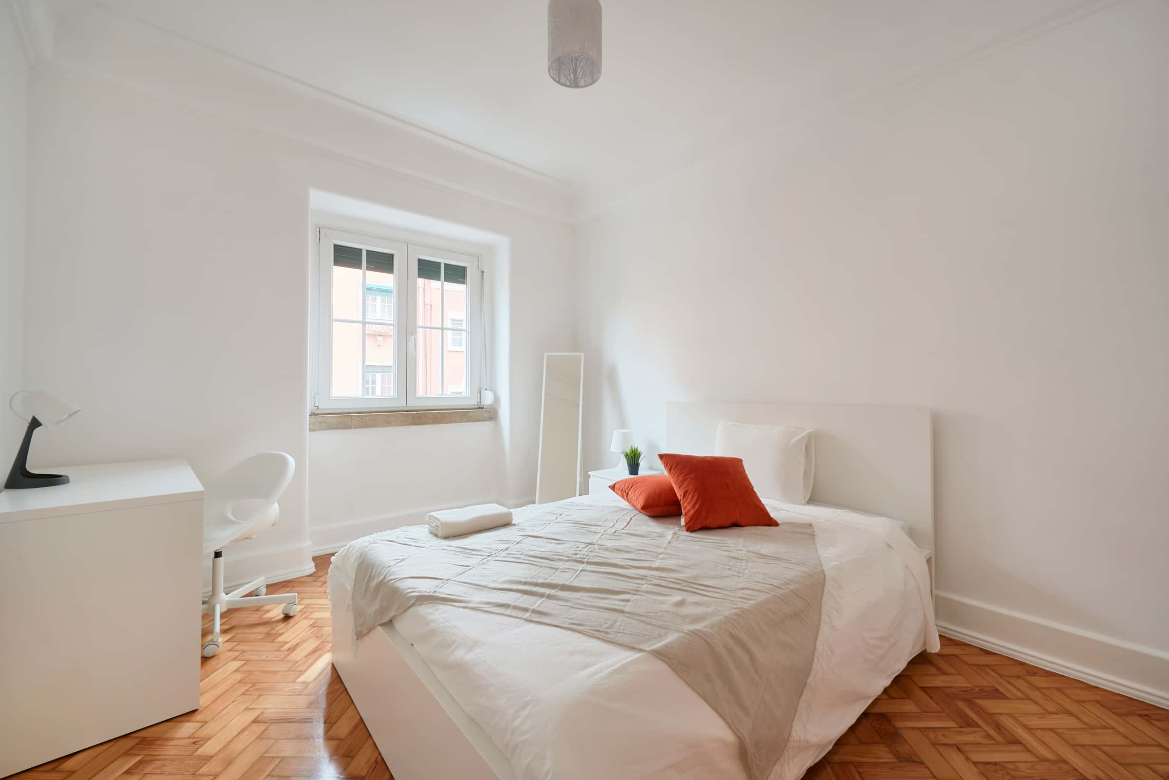 Bedroom in a 6-Bedroom Apartment in Rua Gorgel do Amaral, Lisbon - Room 5