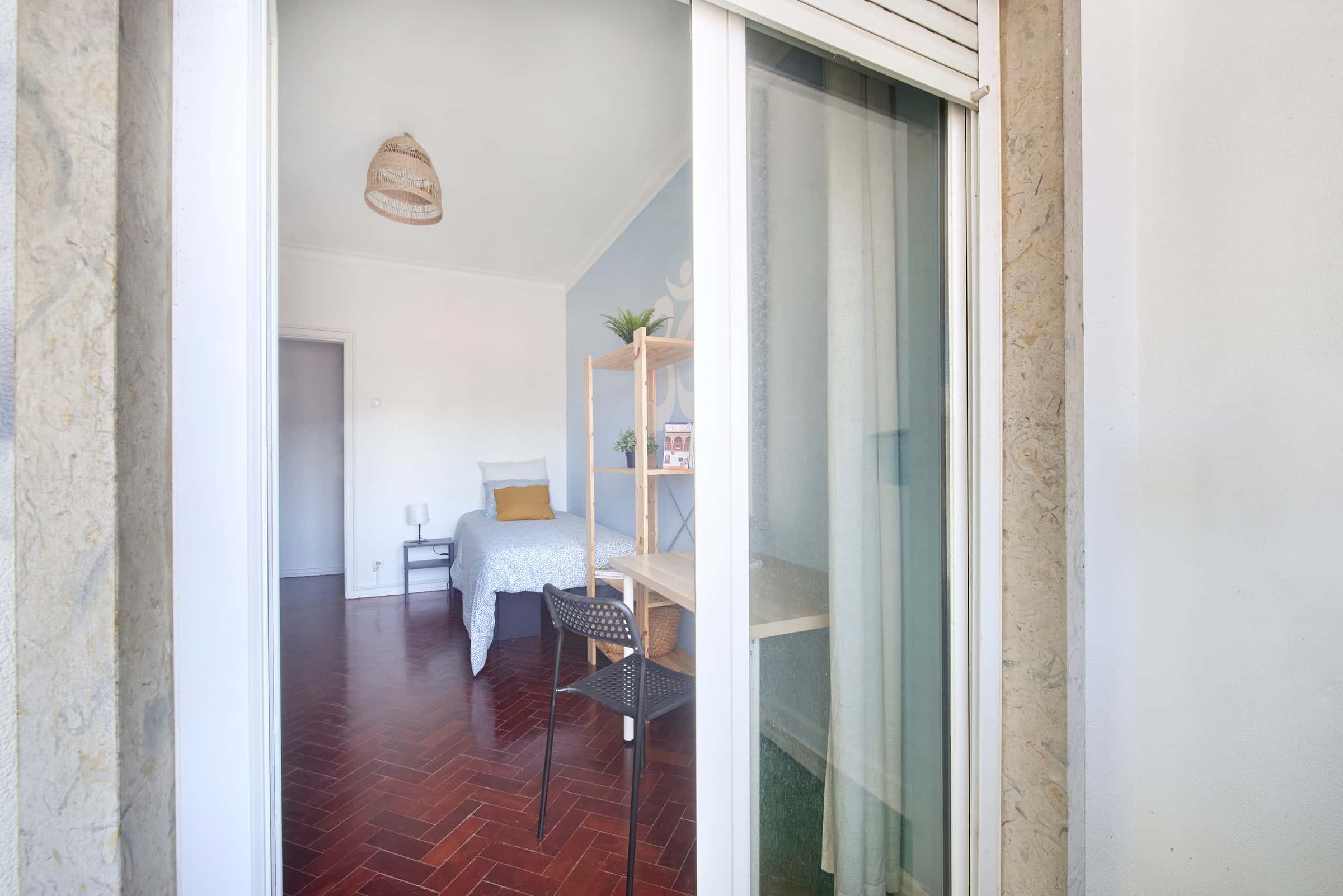 Bedroom in a 7-bedroom apartment in Lisbon - Room 4