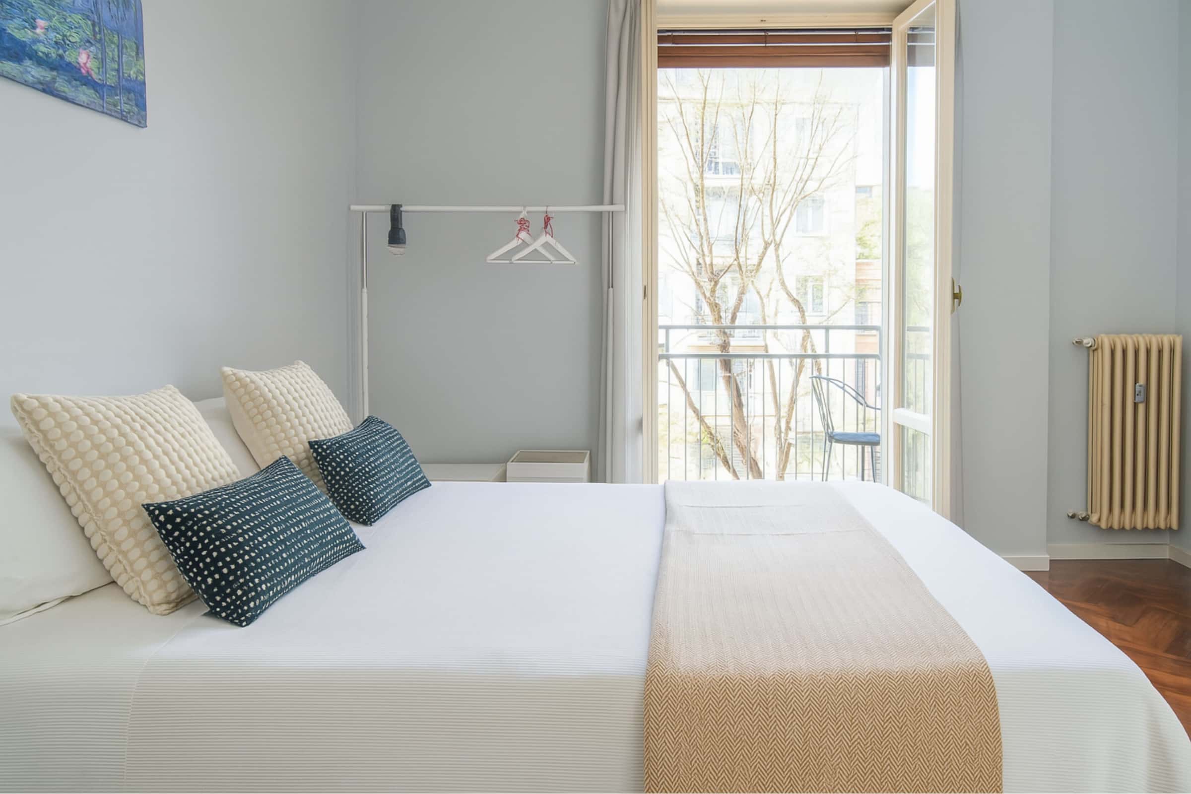 Room n°1 - Large and comfortable room Piazza De Angeli, Milan