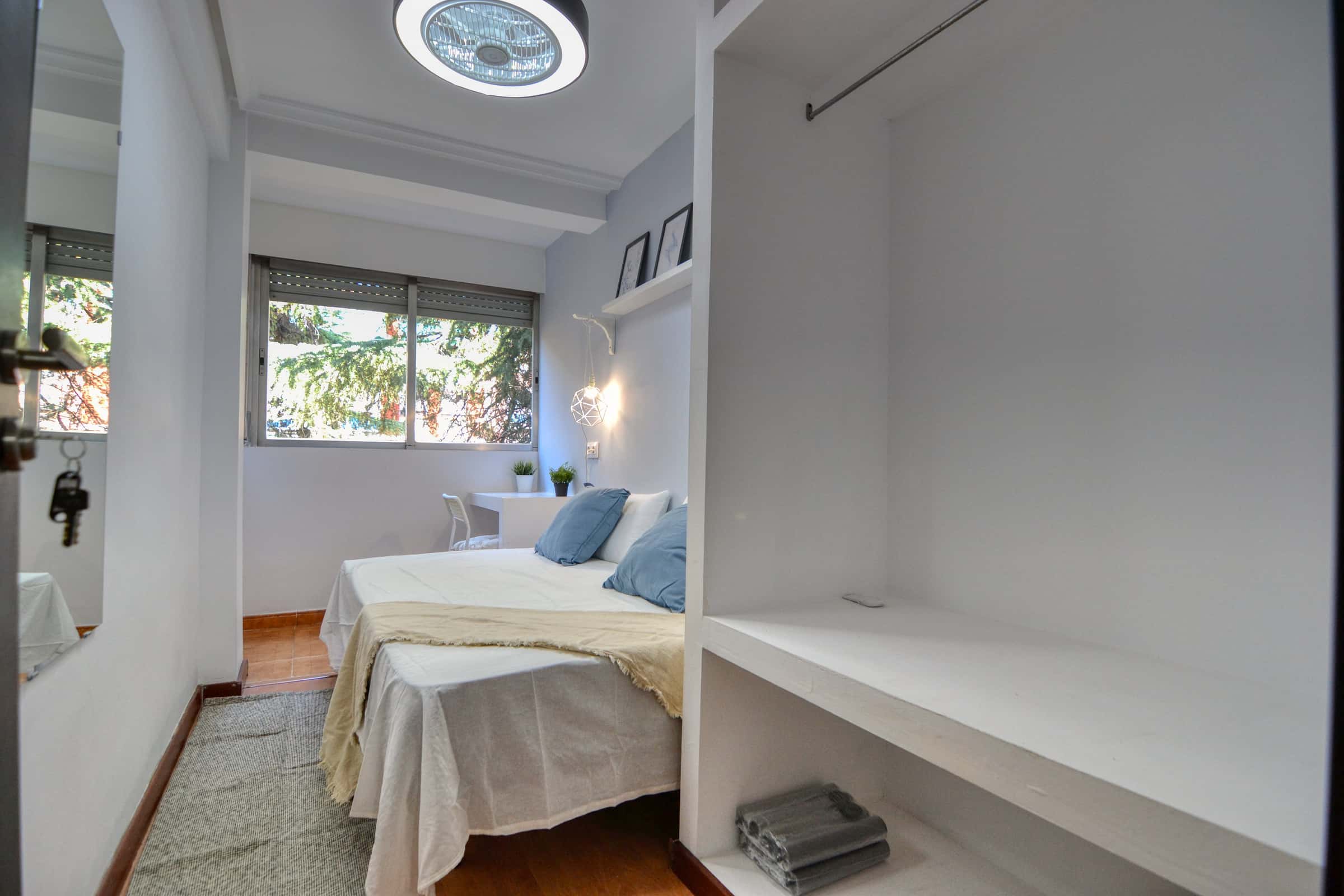 Chambre dans Calle San Lamberto, Madrid pour 100 m² avec 5 chambres