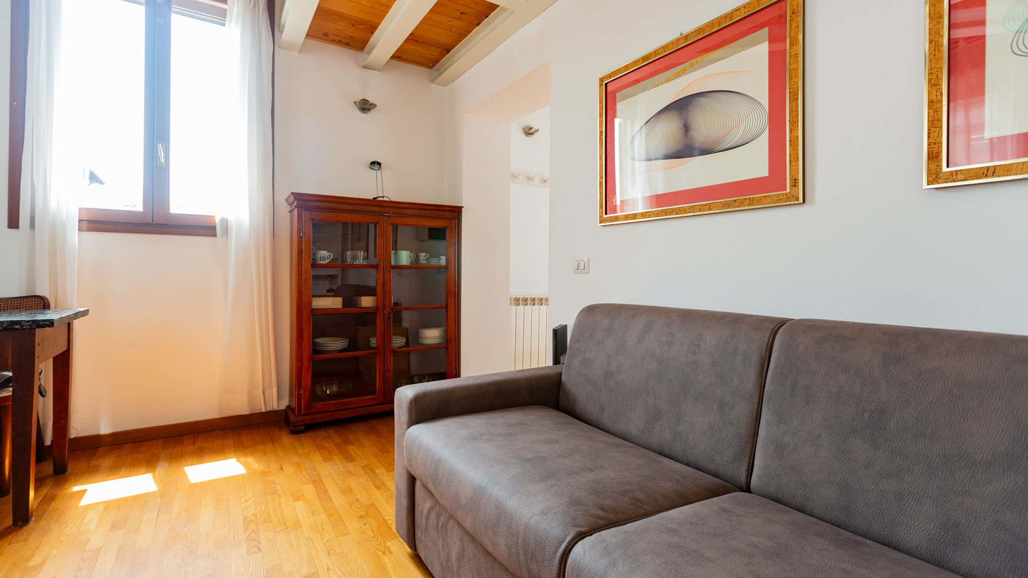 INGEGNOLI1 Bright top floor apartment