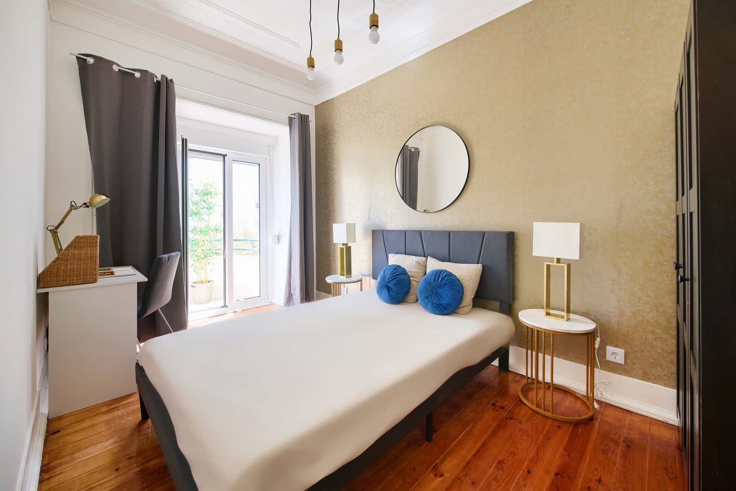 Room 1 - 89. Rua Afonso Lopes Vieira 47 2E