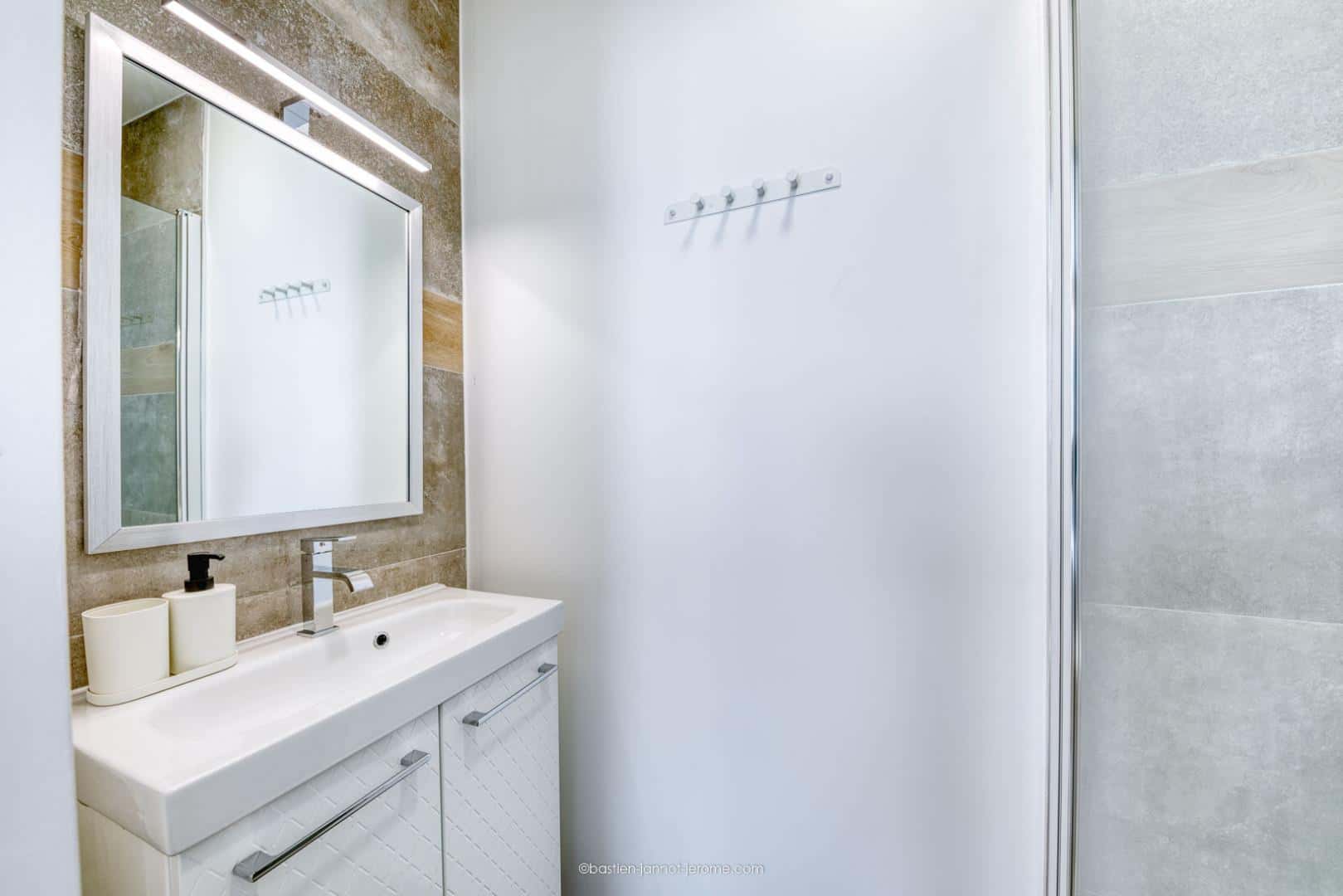 Chambre 1 - CHATEAUNEUF F