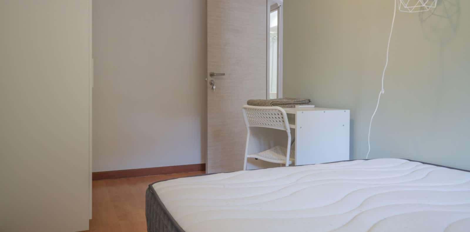 Double bed in Rooms for rent in 5-bedroom apartment in La Elipa