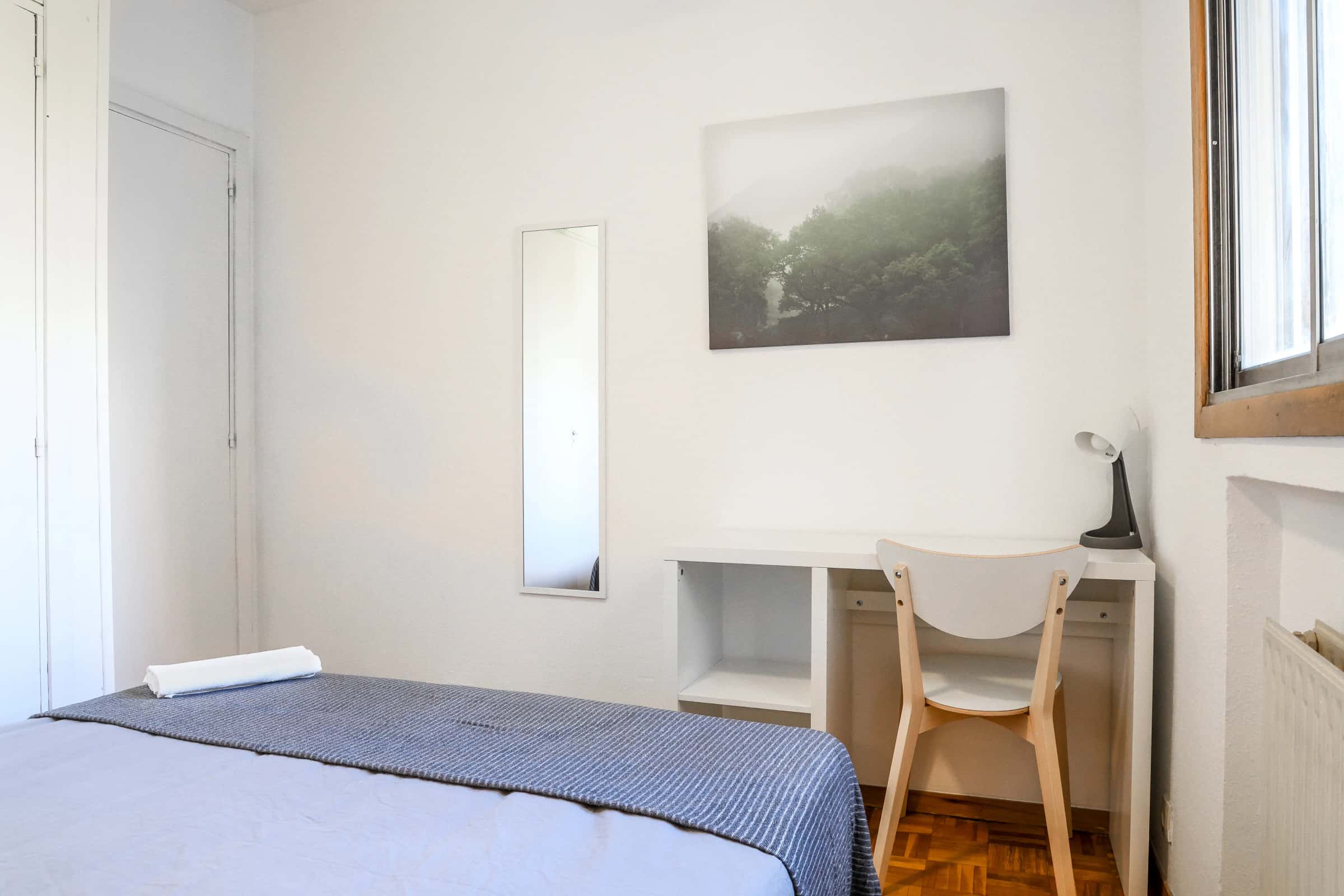 Stanza in Calle de Santiago de Compostela, Madrid di 120 m² con 6 camere