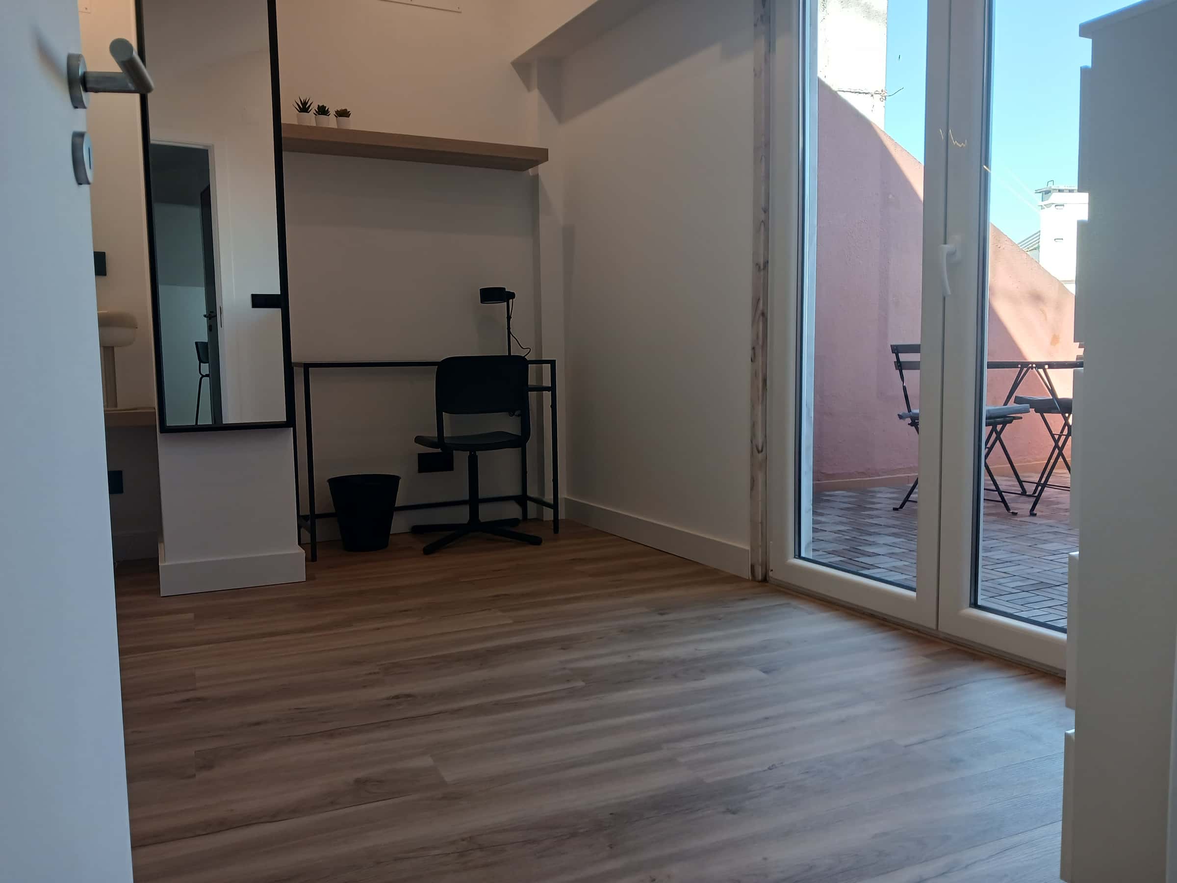 Room with private terrace in Pontinha