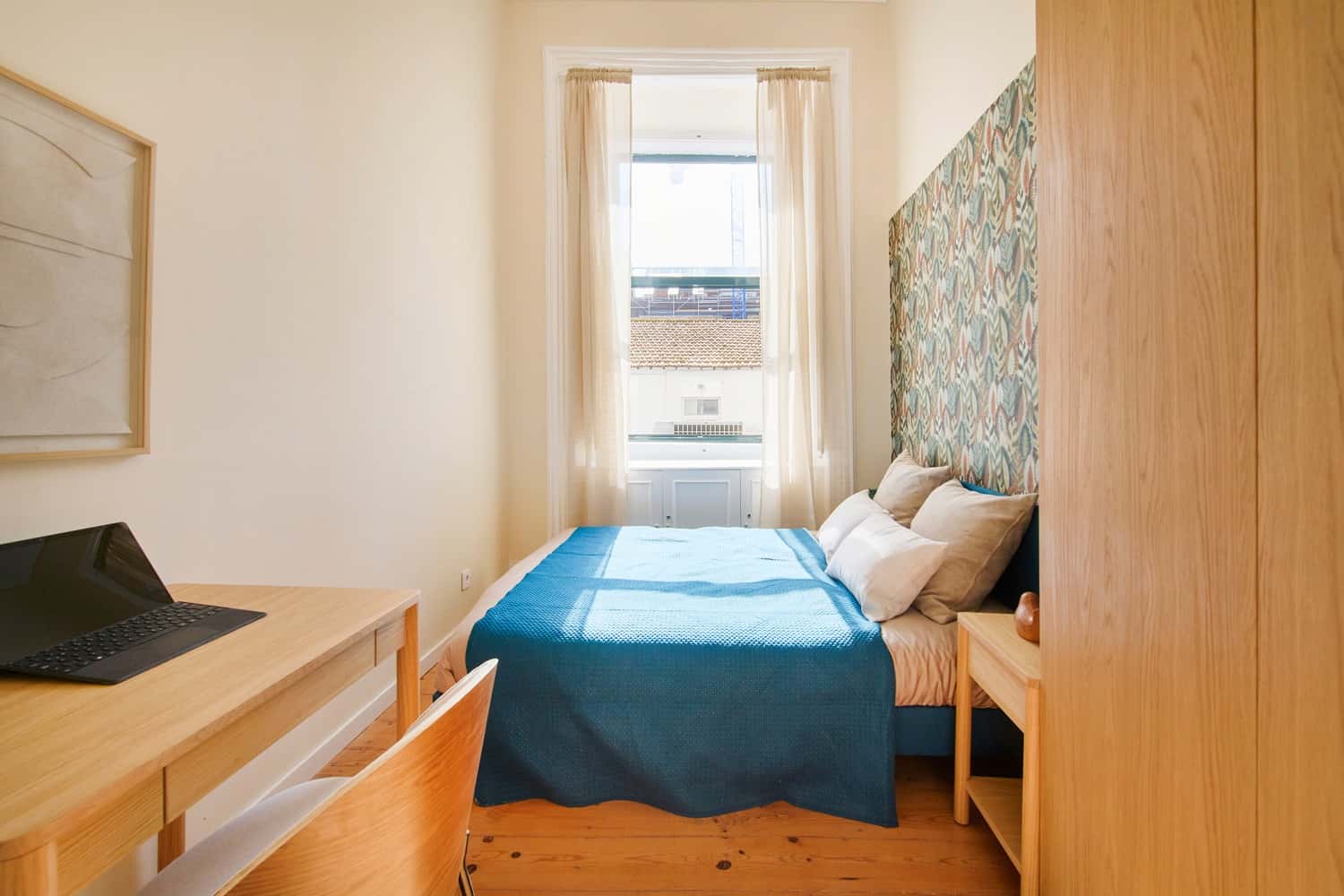 Room 5 - 91. Largo Vitorino Damasio 2 1D