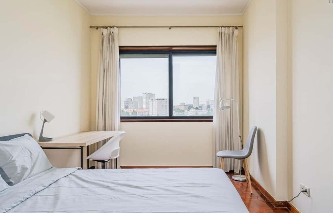 Room in a 5-bedroom apartment in Rua do Campo Alegre, Porto