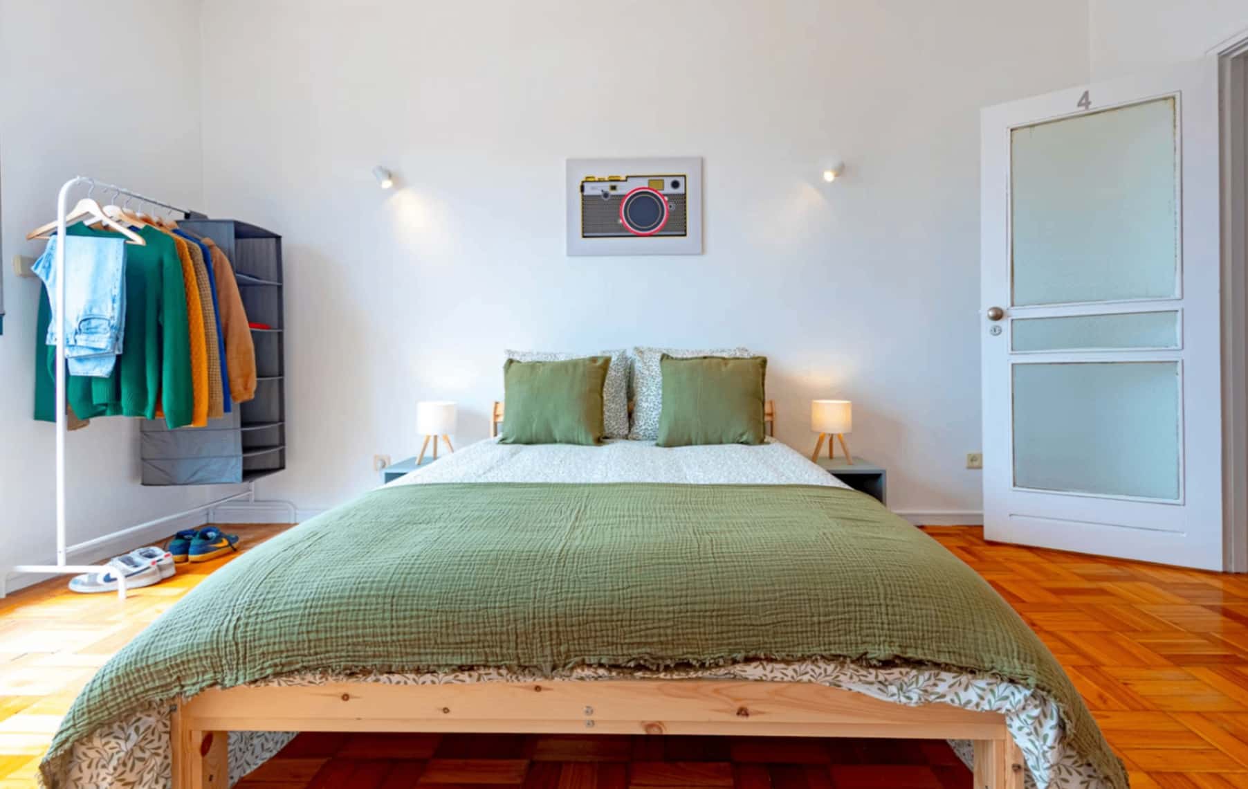 Double room with private terrace in a 4-bedroom apartment in Rua das Artes Gráficas, Porto - Room 4