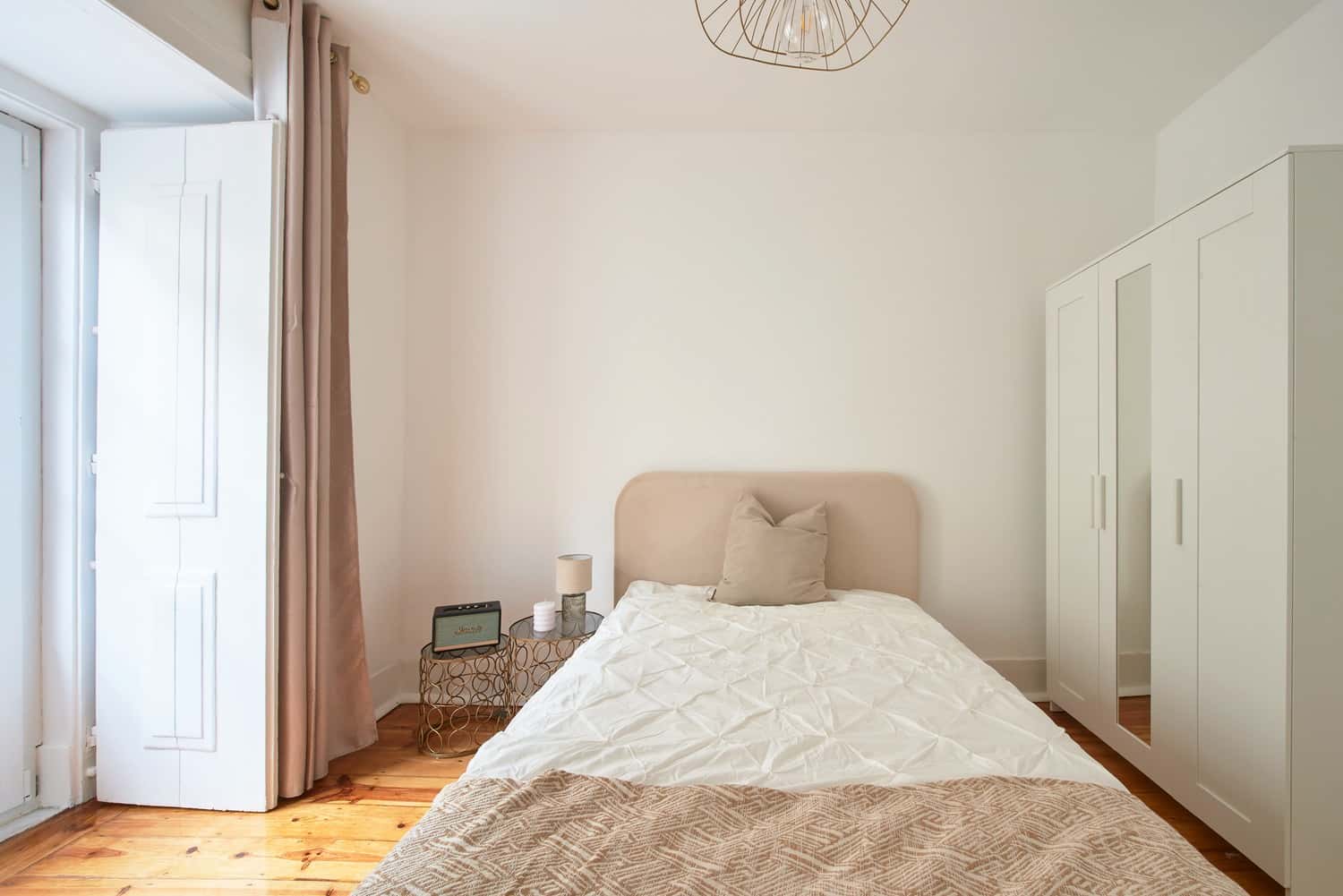 Room 9 - 83. Rua da Emenda 111 1
