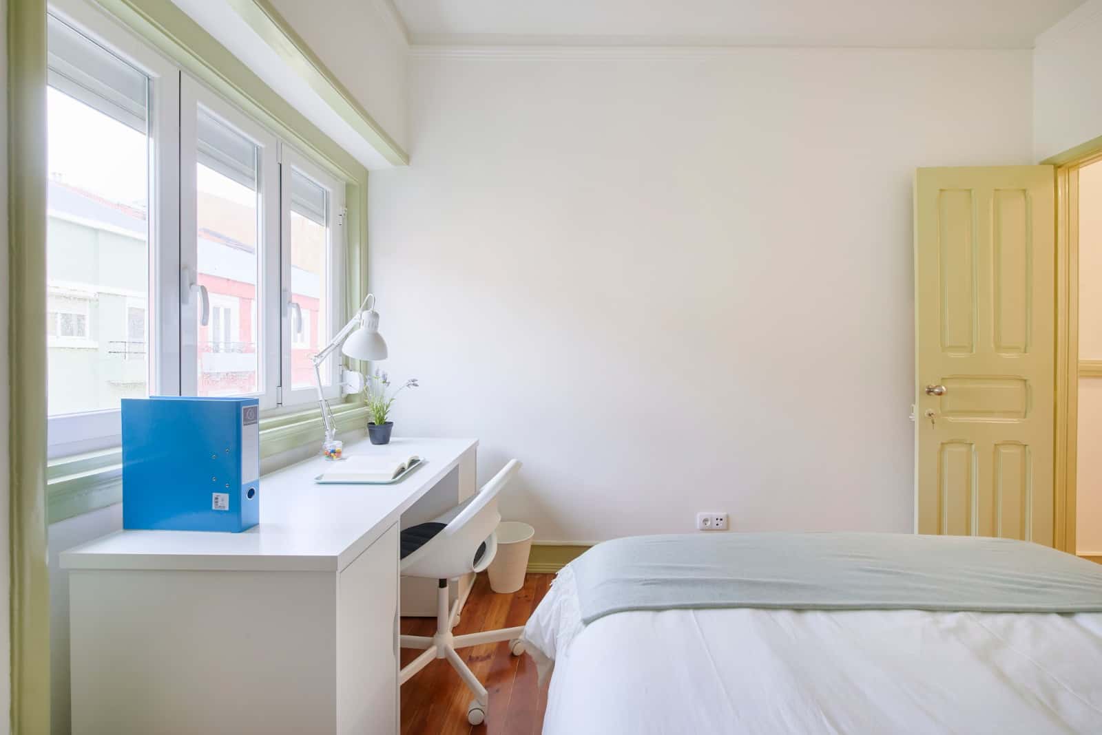 Single room with balcony in a 3-bedroom apartment in Rua Artur Lamas, Lisbon - Room 1