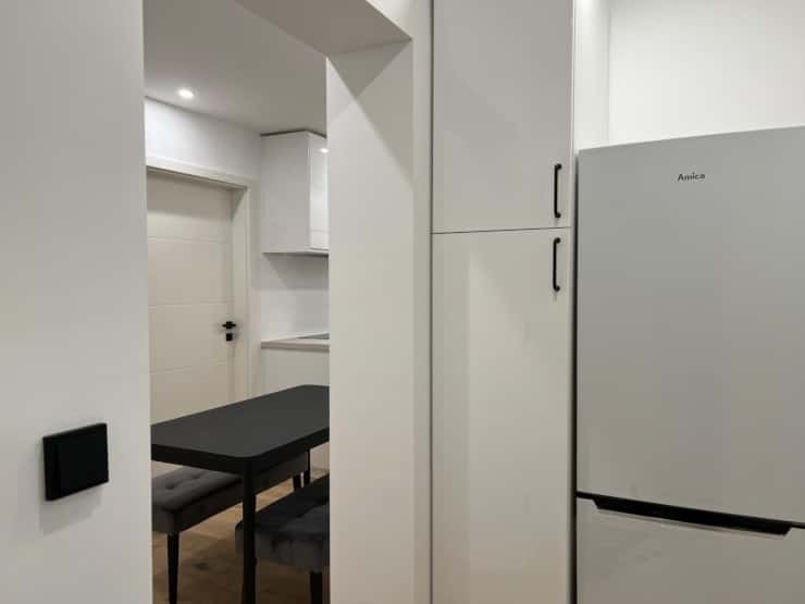 U-Bahn gleich nebenan - Großes Zimmer mit Balkon - Foto 3