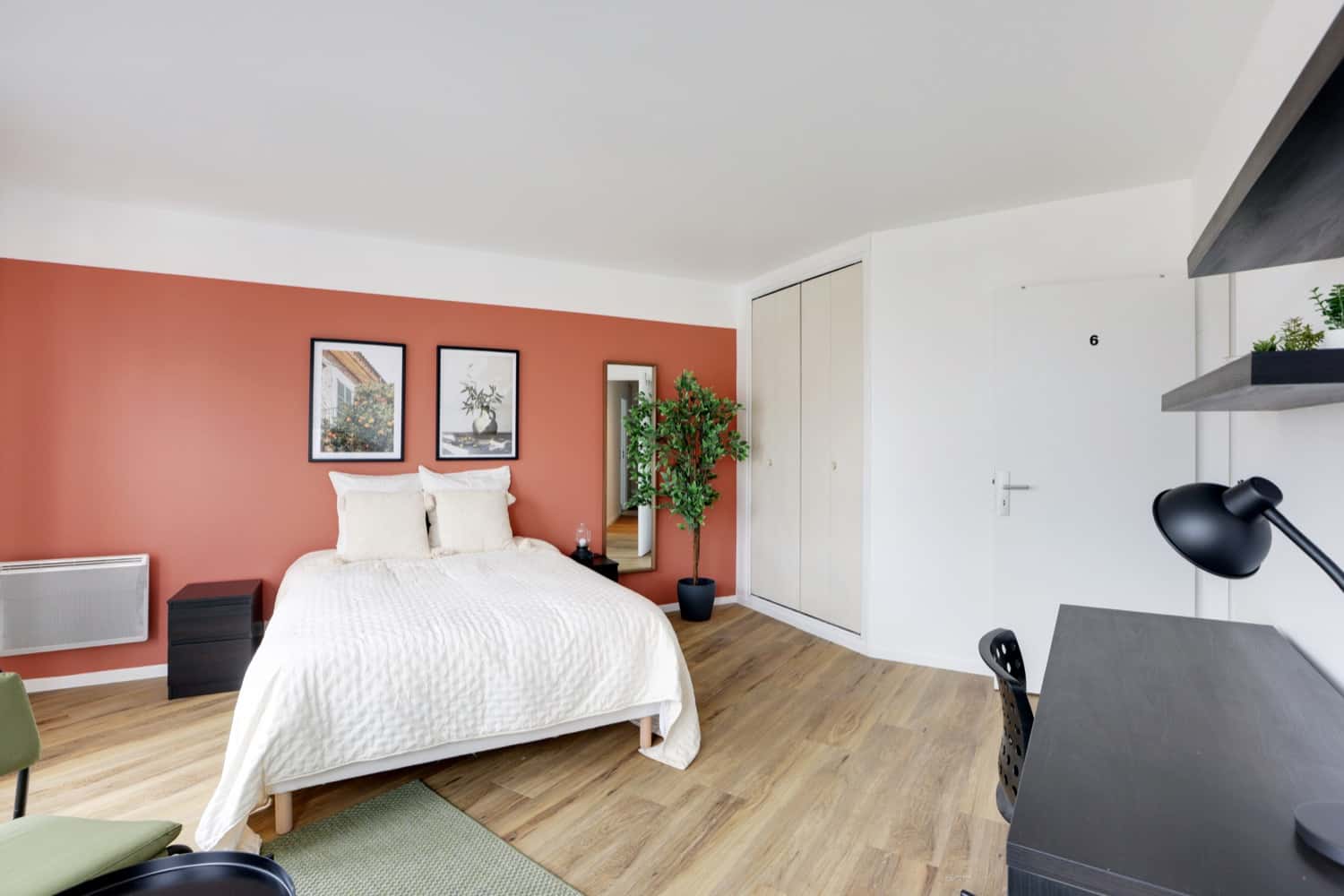 Move into this spacious 18 m² bedroom