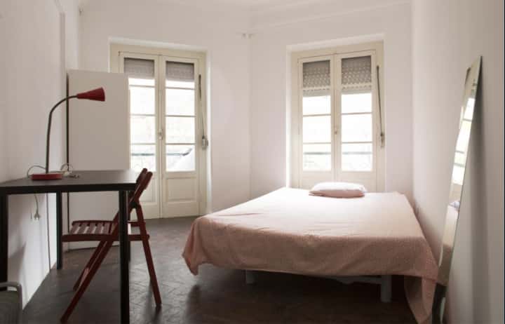 Quarto com cama de casal e varanda em apartamento com 7 quartos - FLAT H - H2