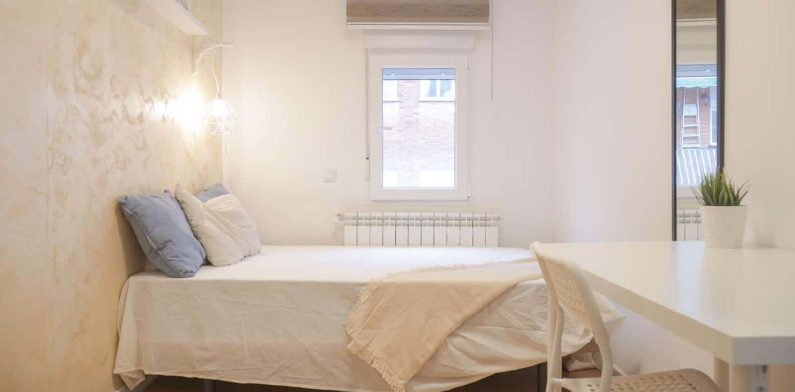 Double bed in Rooms for rent in 4-bedroom apartment in San Sebastián De Los Reyes