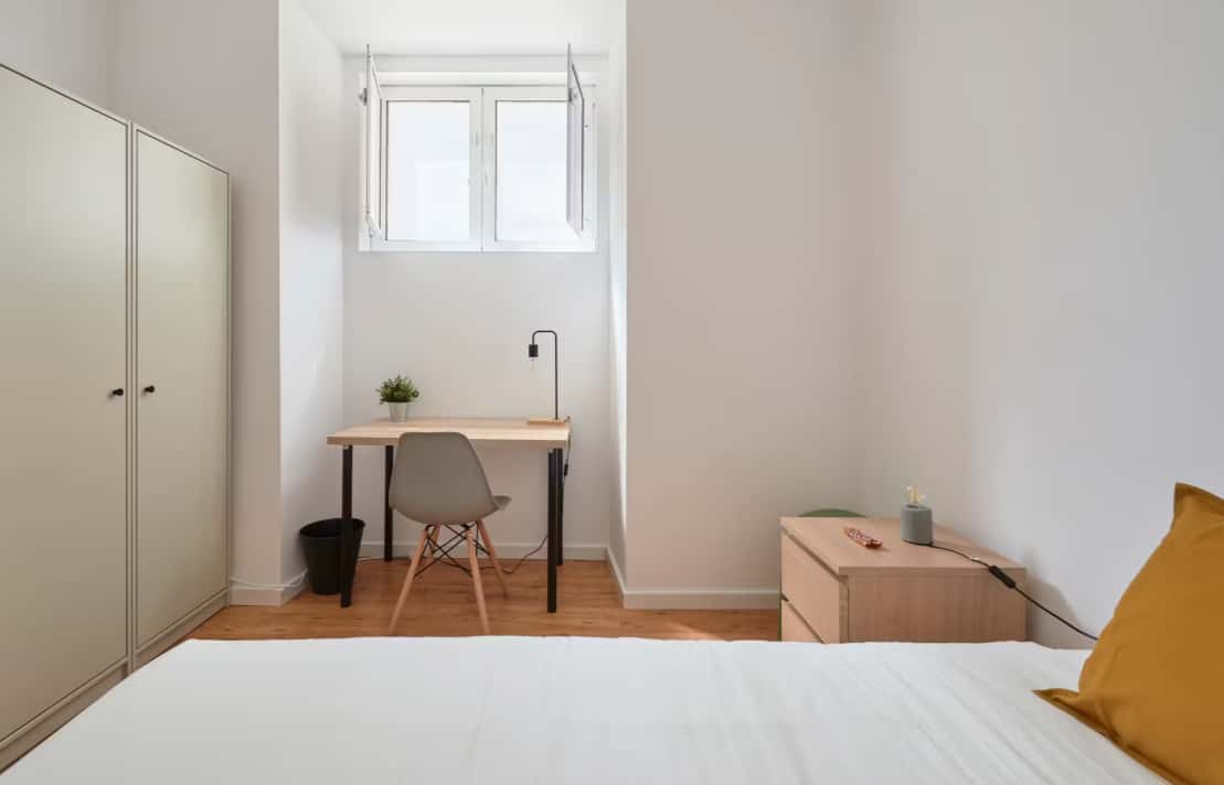 Bedroom in a 5-bedroom apartment in R. David Lopes, Lisbon - Room 2