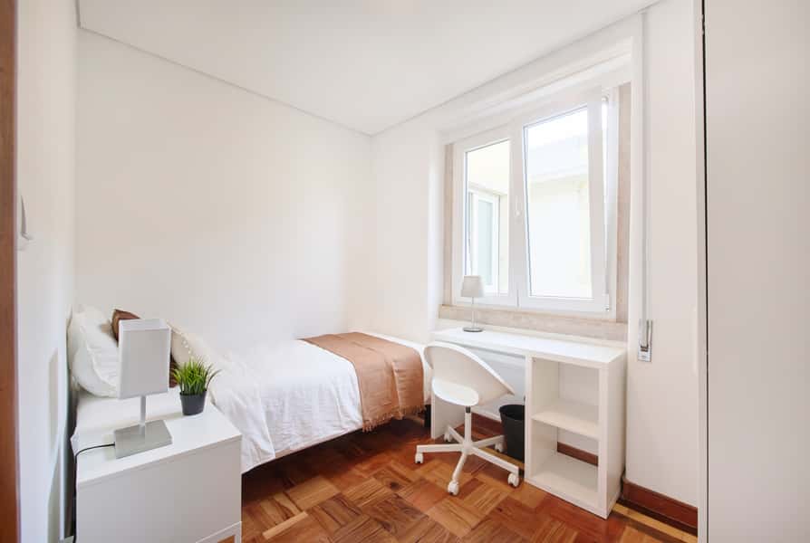 Single Bedroom in a 9-Bedroom Apartment in Rua Fialho de Almeida , Lisbon - Room 3