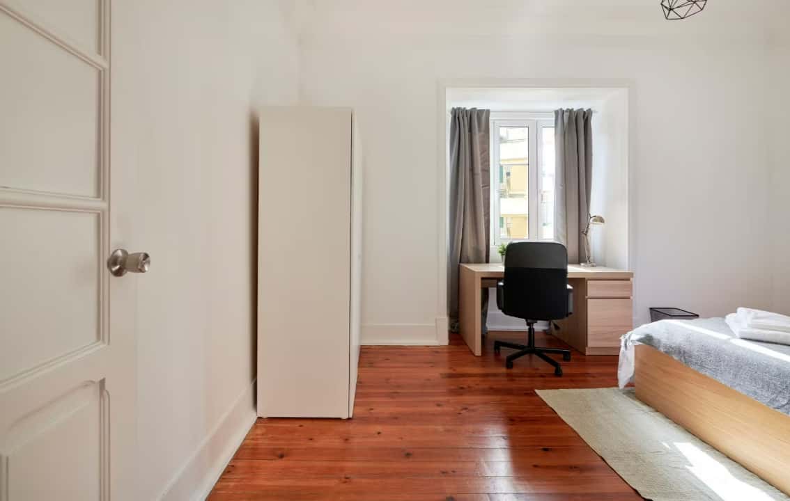 Bedroom in a 4-bedroom apartment in Av. Berna, Lisbon - Room 4