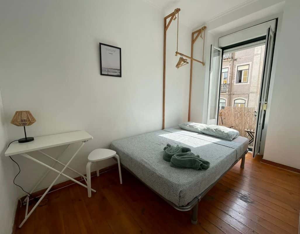 Room B in a 4-bedroom Apartment in Rua Palmira, Lisbon