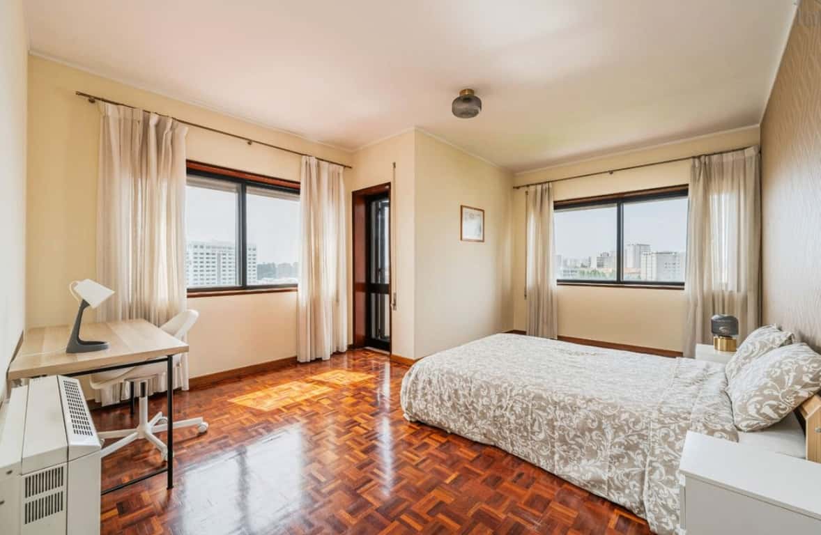 Room in a 5-bedroom apartment in Rua do Campo Alegre, Porto (private bathroom, private balcony)