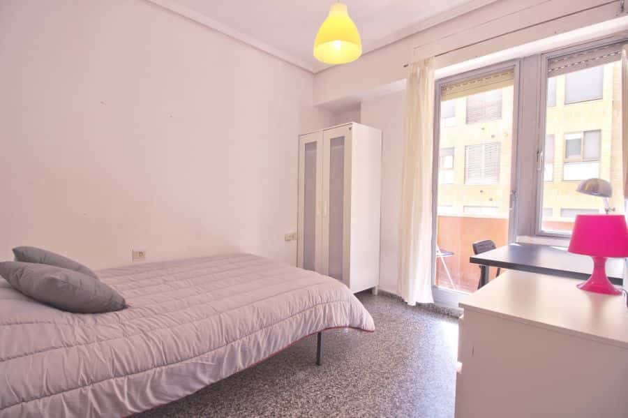 Habitación en piso de 4 habitaciones en Algirós