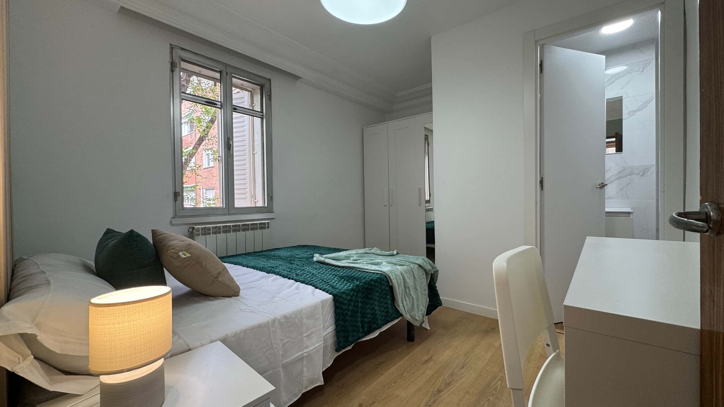 Chambre dans Avenida de Moratalaz, Madrid pour 80 m² avec 4 chambres