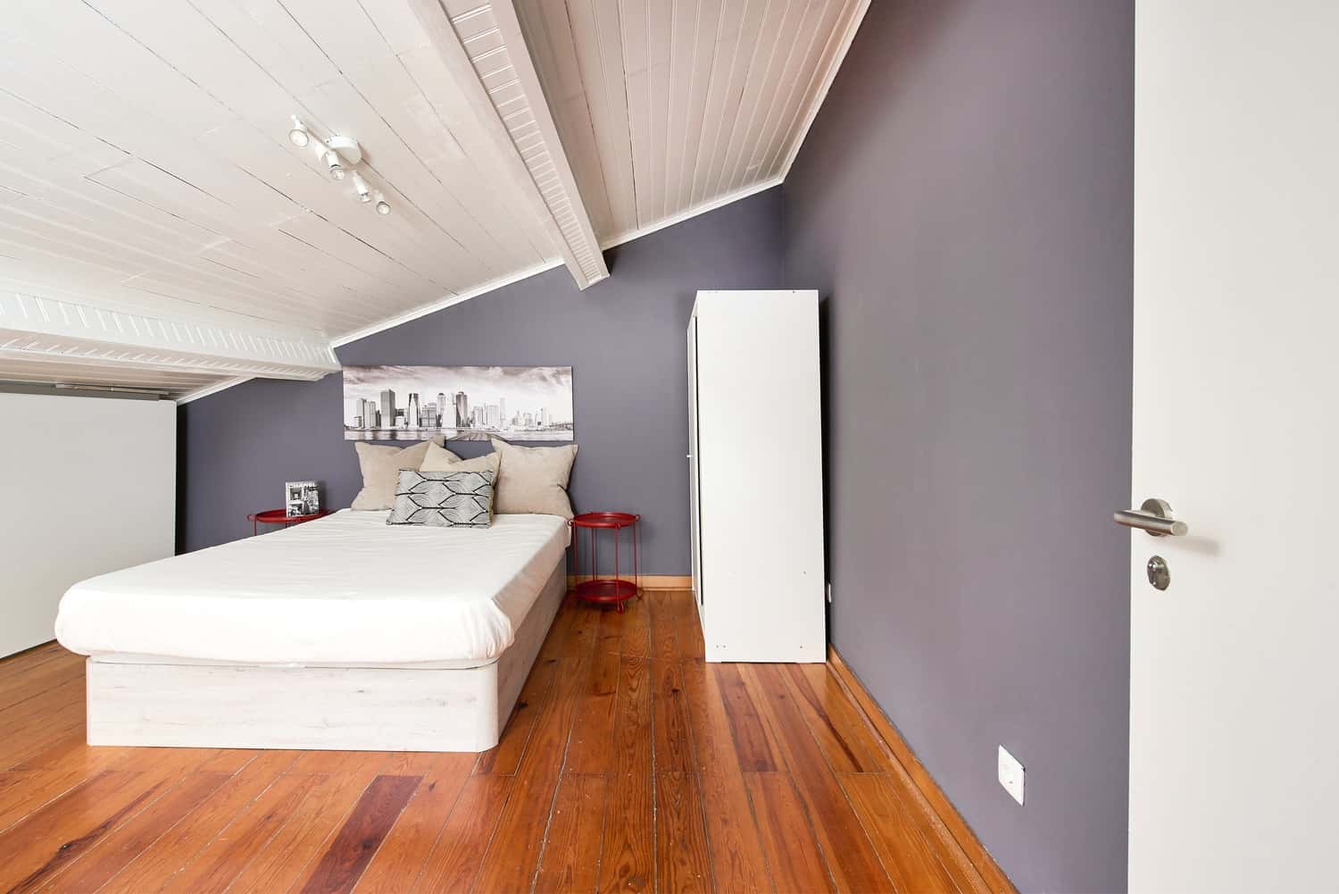 Room 8 - 82. Travessa de Santo António à Graça 2 3°