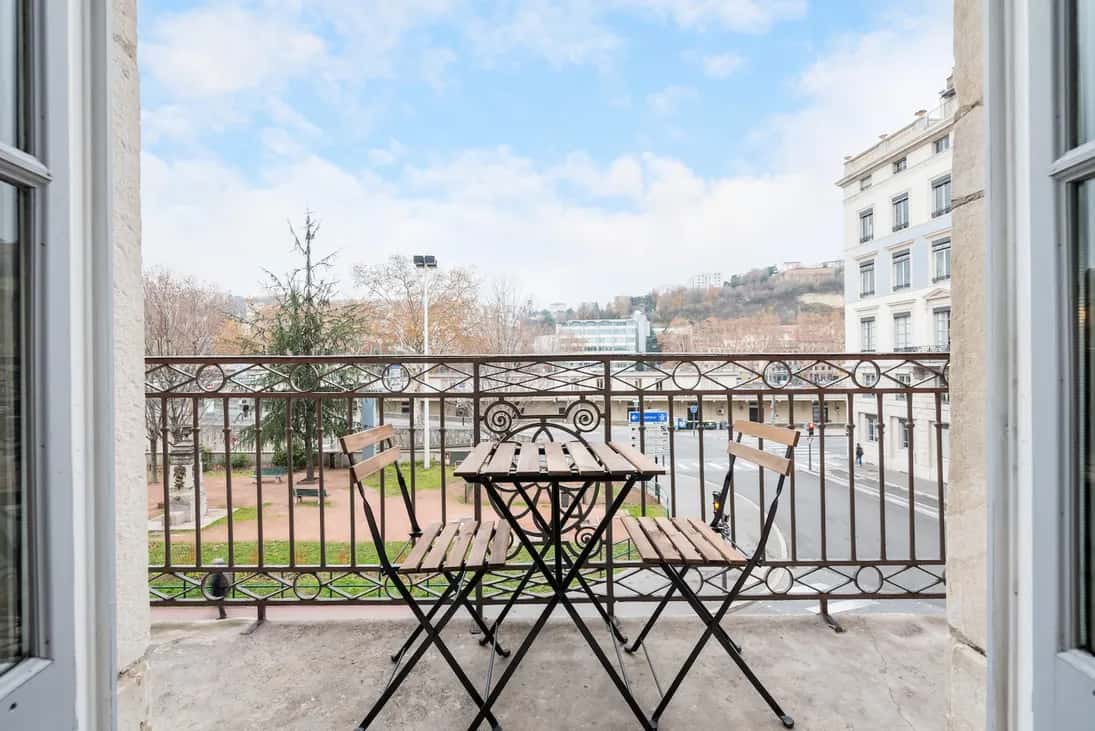Room in Place Gensoul, Lyon for 125 m² with 4 bedrooms