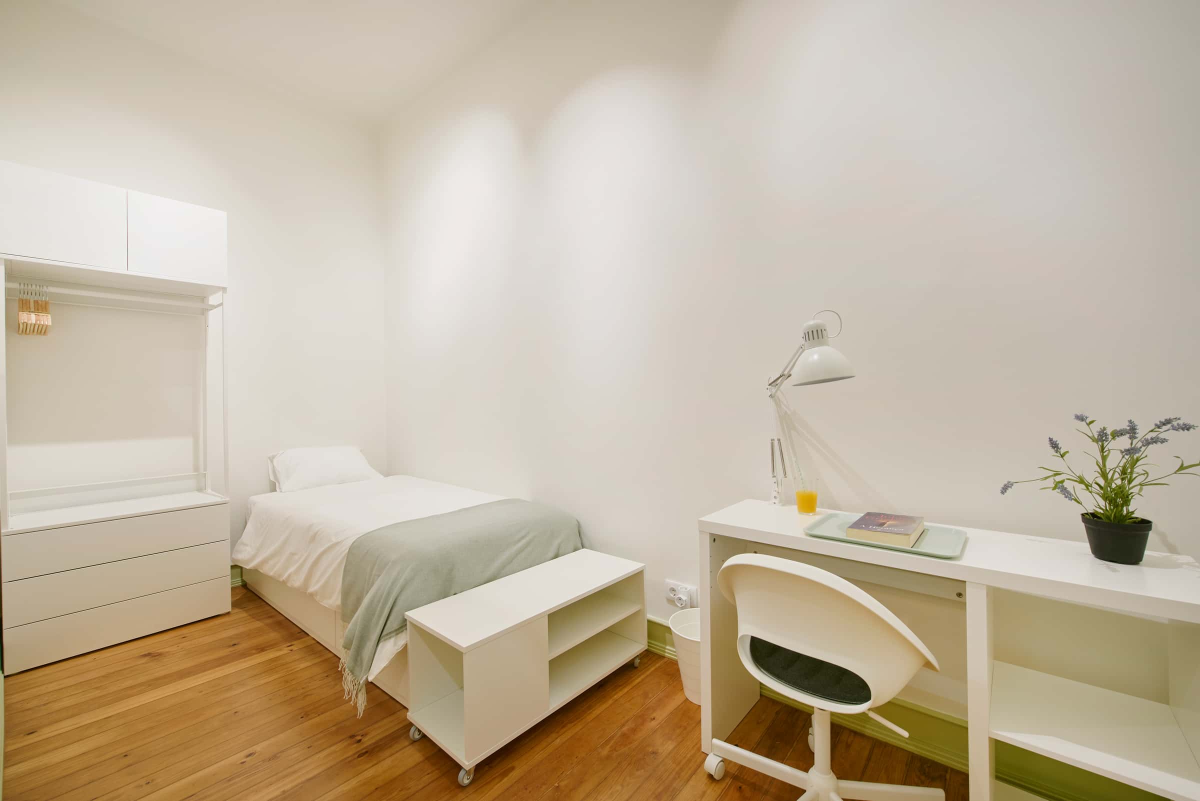 Interior room in a 4-bedroom apartment in Rua Artur Lamas, Lisbon - Room 3
