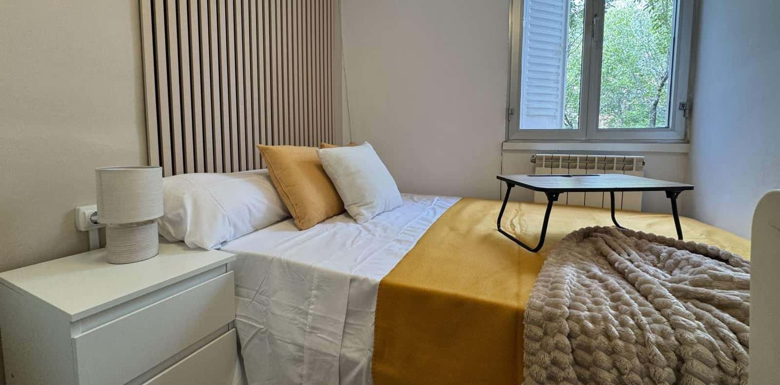 Double bed in 4-Bedroom Shared Apartment in Madrid