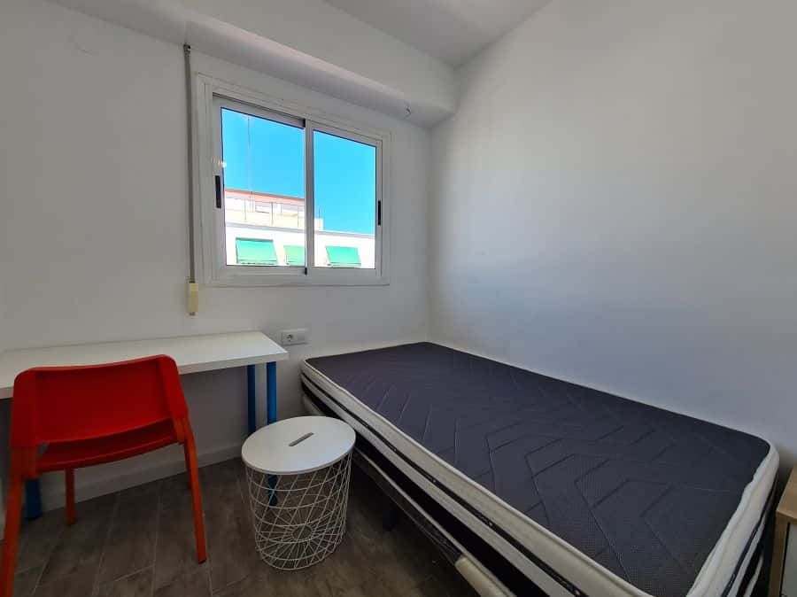 Habitación en piso de 4 habitaciones en Algirós