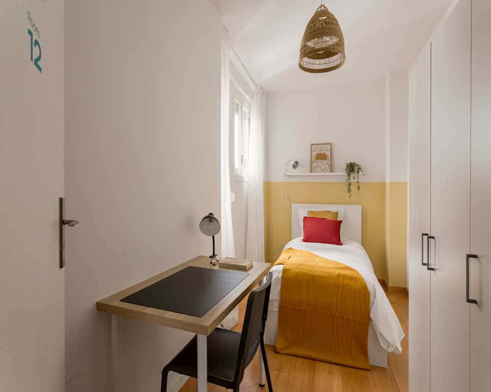 Comfortable room in a 13-bedroom apartment in Arroios, Lisbon - Room 12