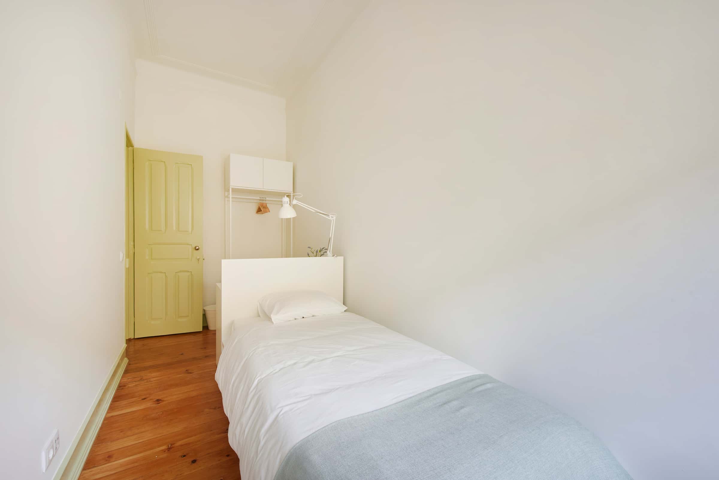 Single room in a 4-bedroom apartment in Rua Artur Lamas, Lisbon - Room 1